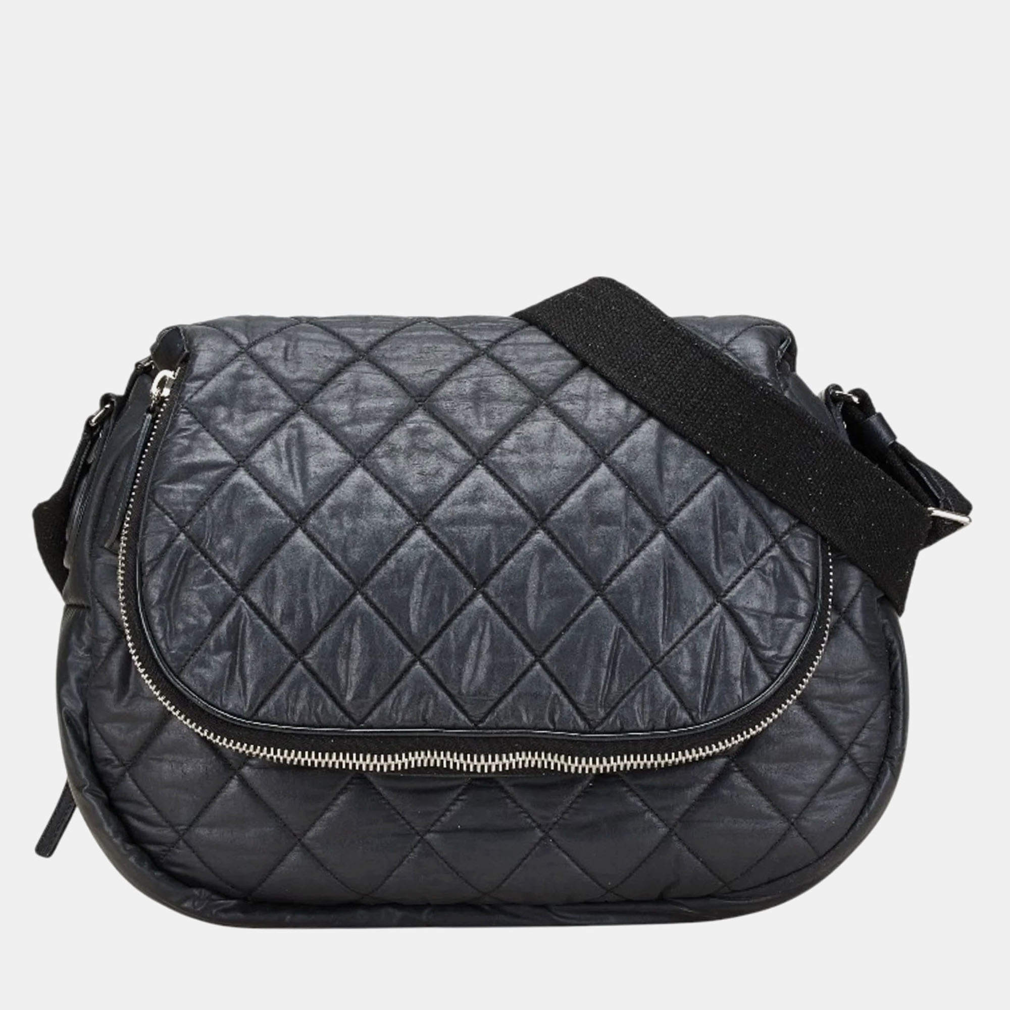 Pre Owned Chanel Quilted Expandable Black Leather Shoulder Bag