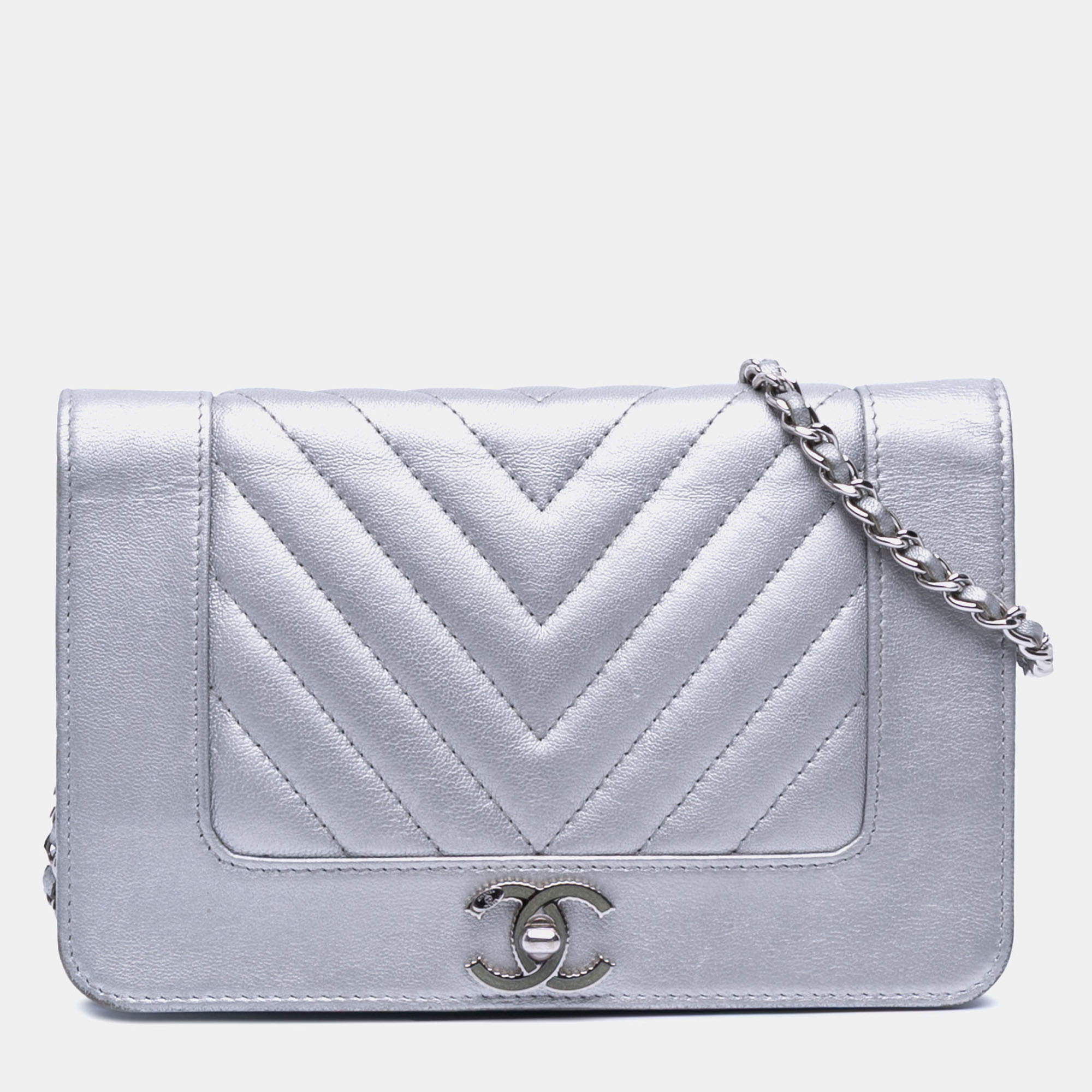 Pre Owned Chanel Silver Chevron Quilted Metallic Lambskin Mademoiselle Wallet On Chain