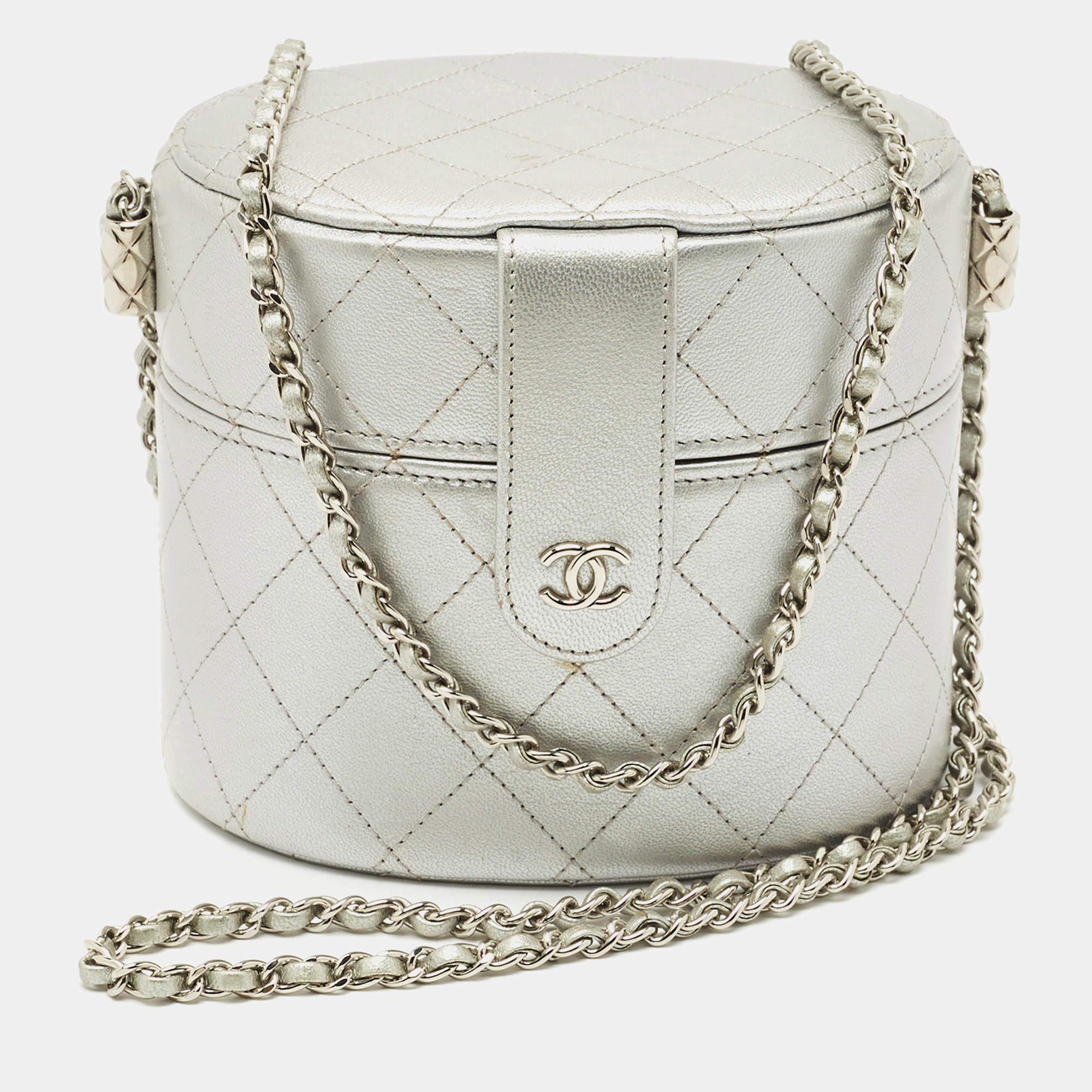 Pre Owned Chanel Metallic Silver Quilted Leather CC Vanity Bag