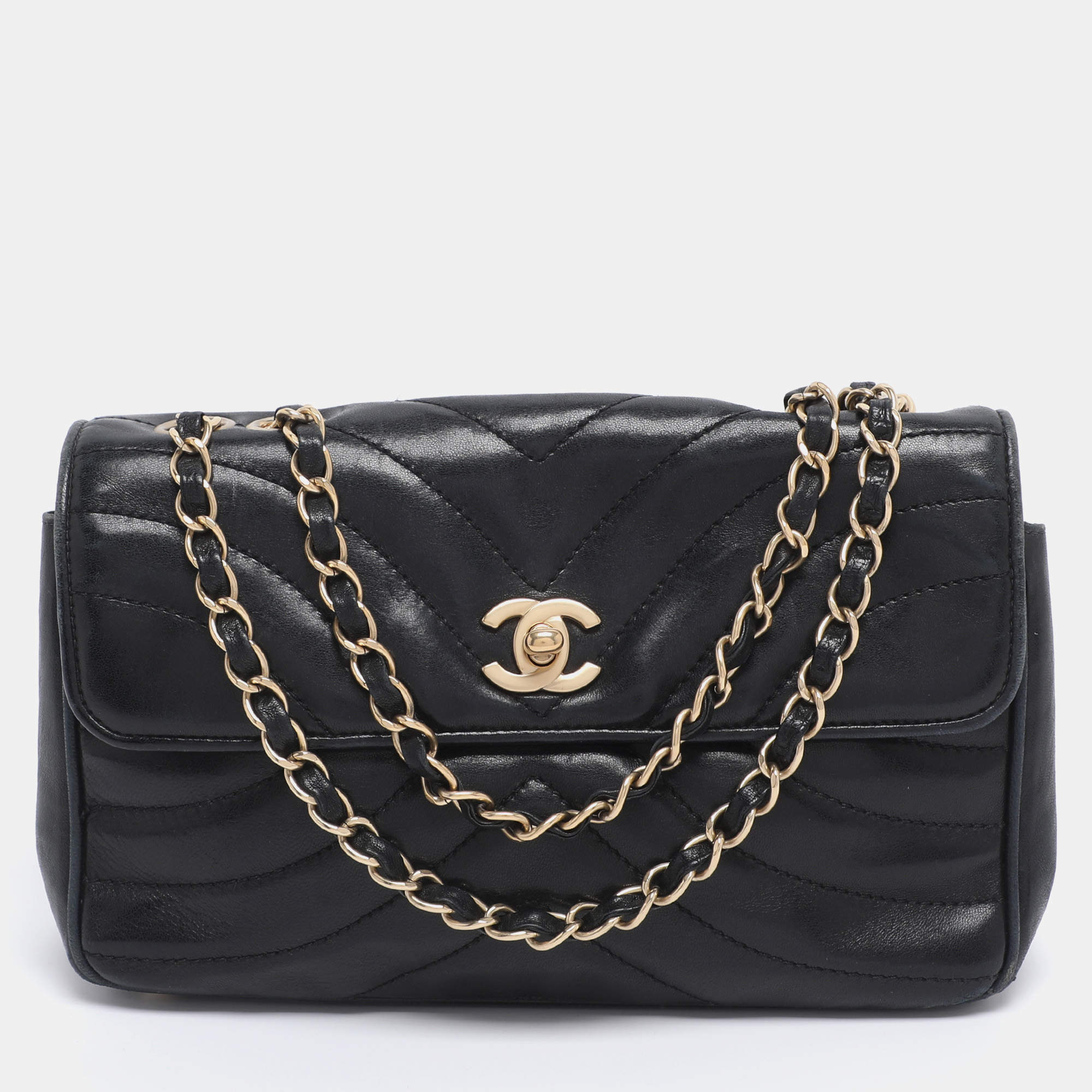 Pre Owned شنطة شانيل قلاب جلد أسود مبطن بتطريز شيفرون CC