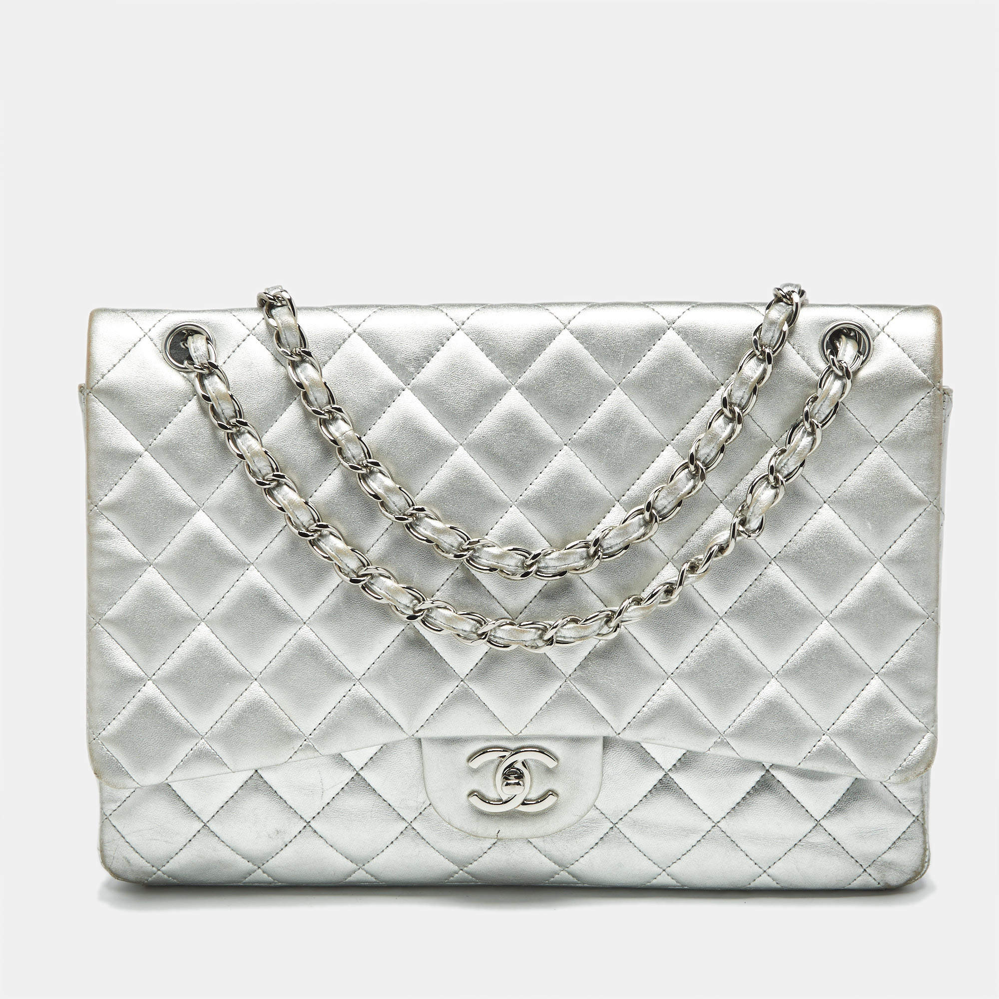 مملوكة مسبقًا حقيبة شانيل ماكسي كلاسيك جلد شيفرون فضي مبطن بقلاب واحد