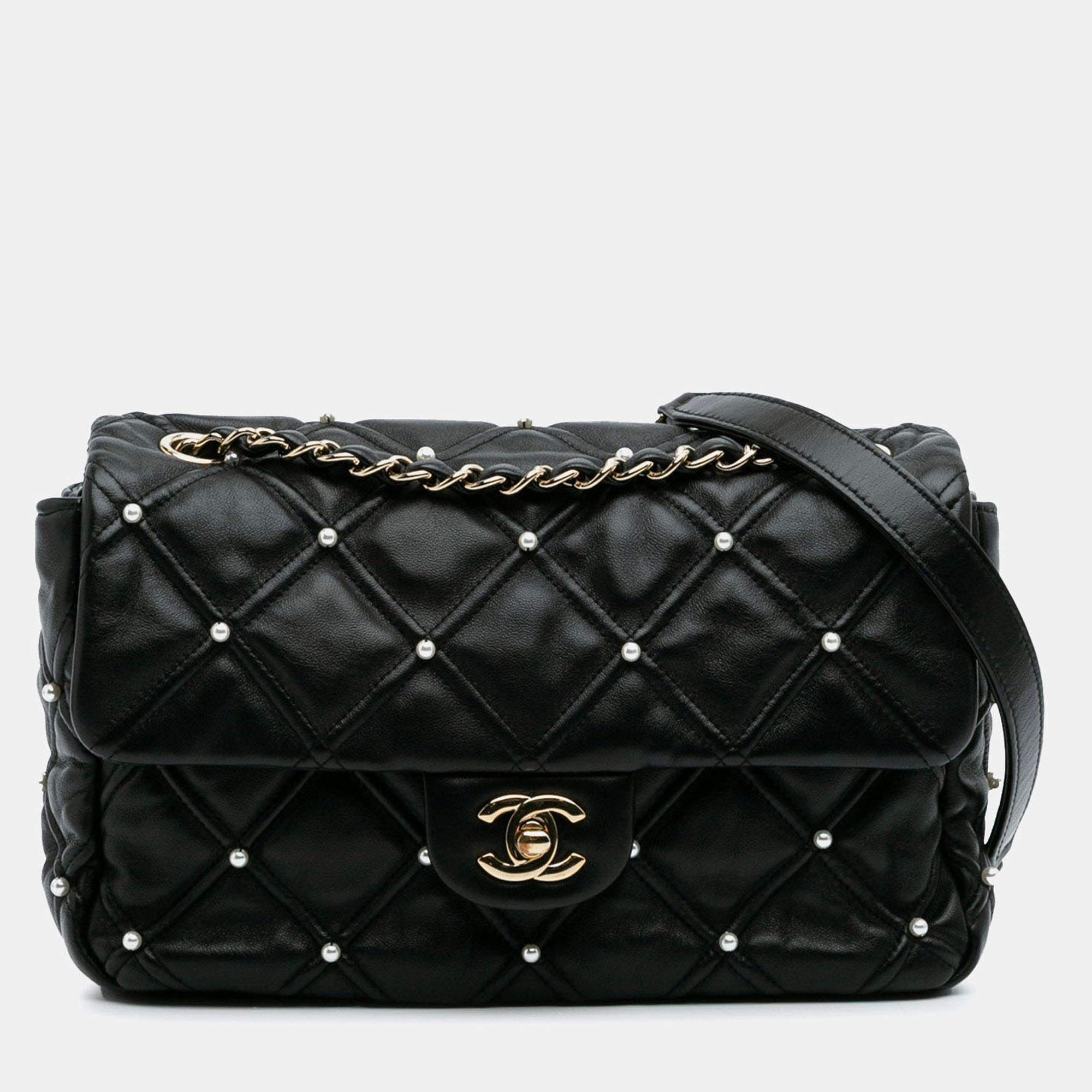 مملوكة مسبقًا حقيبة شانيل شنطة كتف مبطنة جلد الخراف السوداء مع لؤلؤة متوسطة
