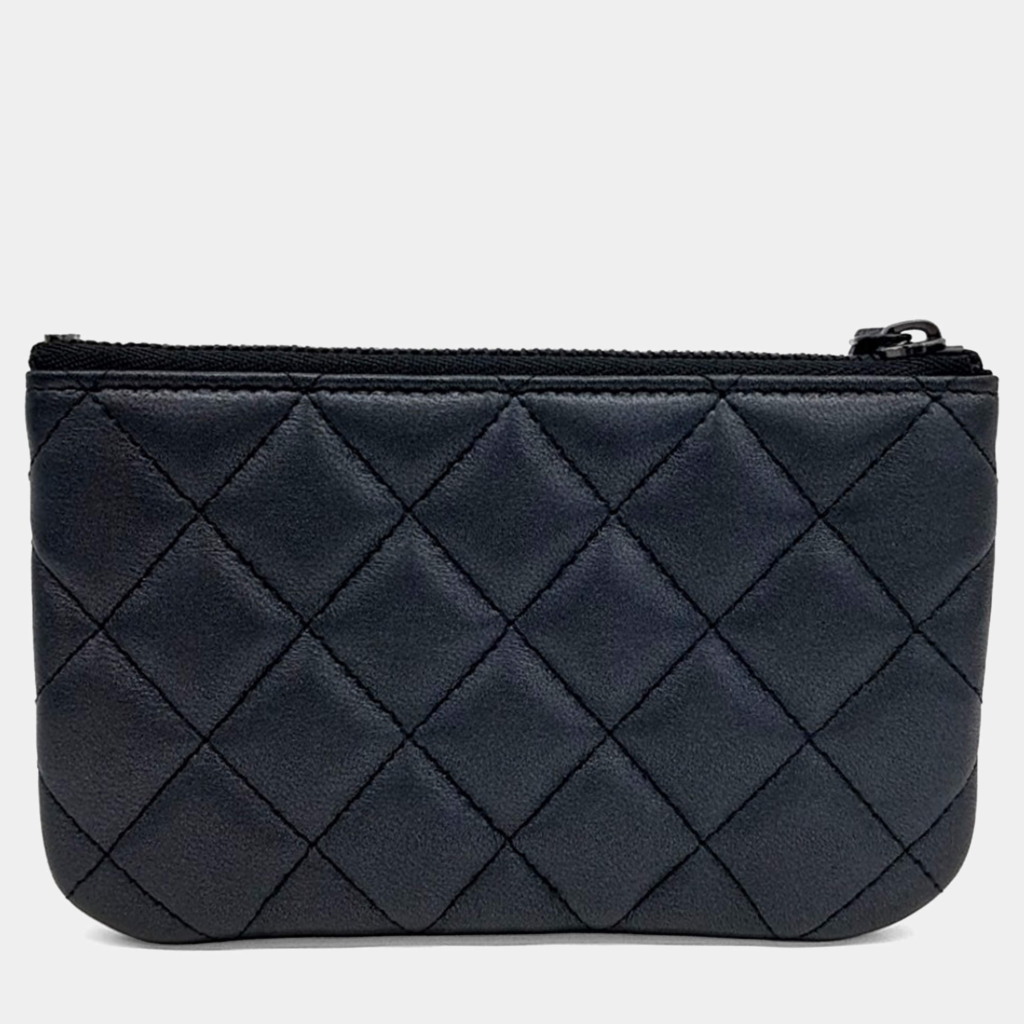 مملوكة مسبقًا حافظة شانيل صغيرة جلد أسود