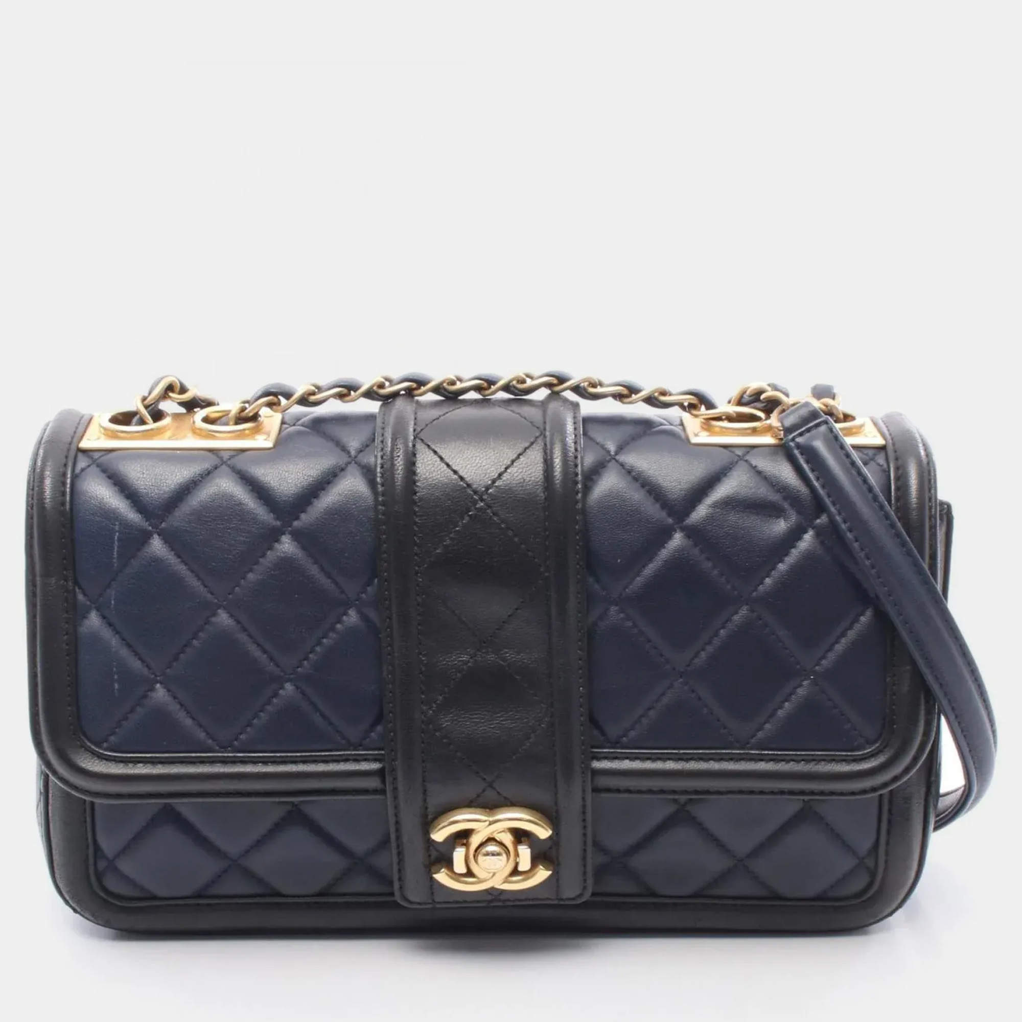 Pre Owned Chanel Matelassé Navy/Black Lambskin Leather Shoulder Bag