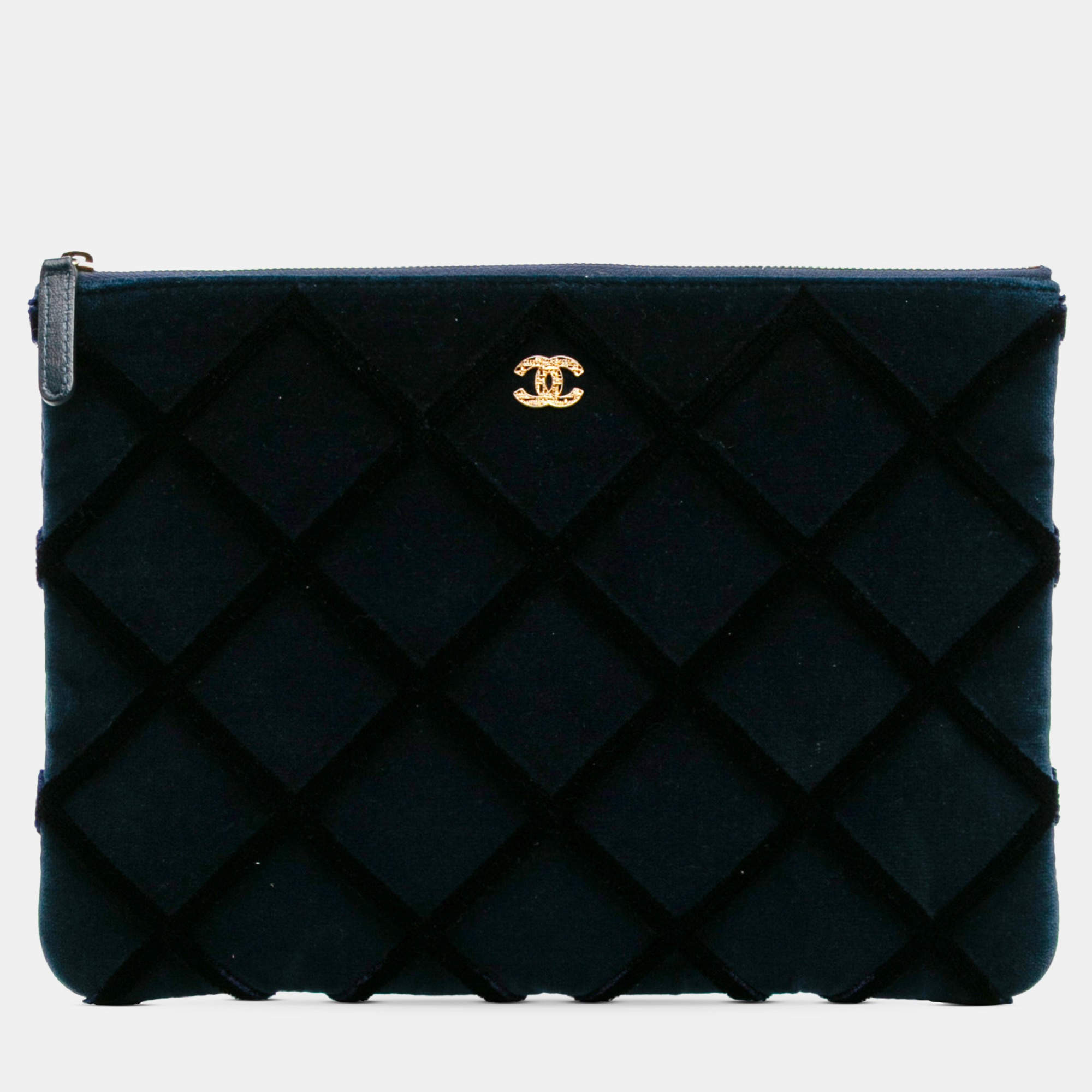 مملوكة مسبقًا Chanel Cc Medium Quilted Velvet Cosmetic Case