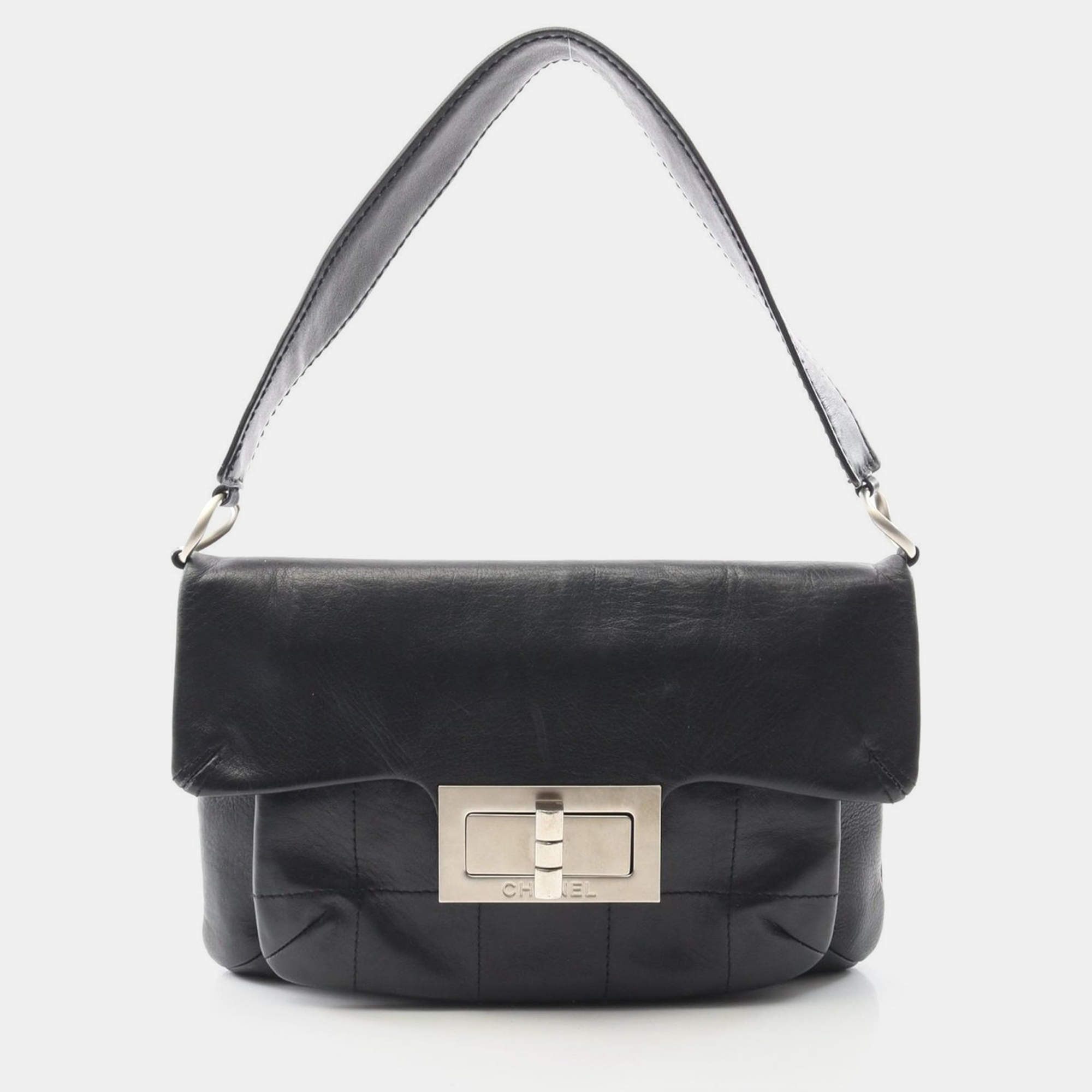 Pre Owned Chanel 2.55 Chocolate Bar Shoulder Handbag Leather Black Shw
