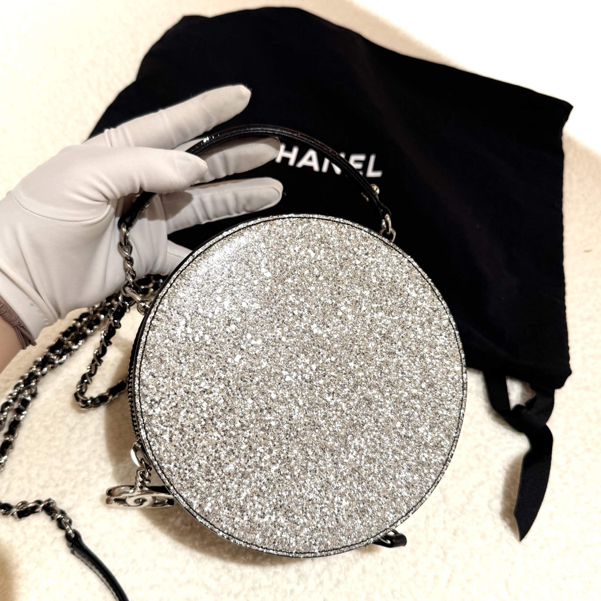 Pre Owned Chanel Round CC Patent Leather Glitter Shoulder Bag