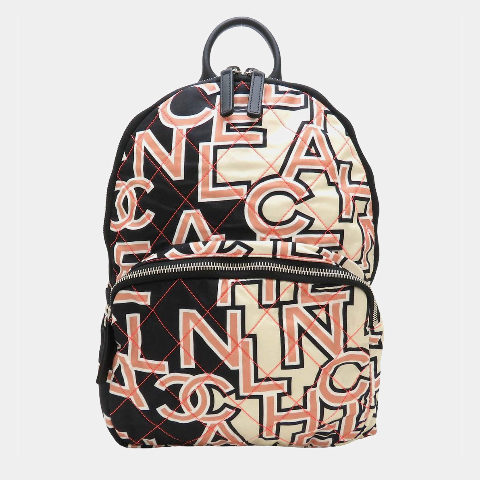 مملوكة مسبقًا حقيبة ظهر شانيل في نيلون وجلد عاجي أسود زهري نيون ماتلاش