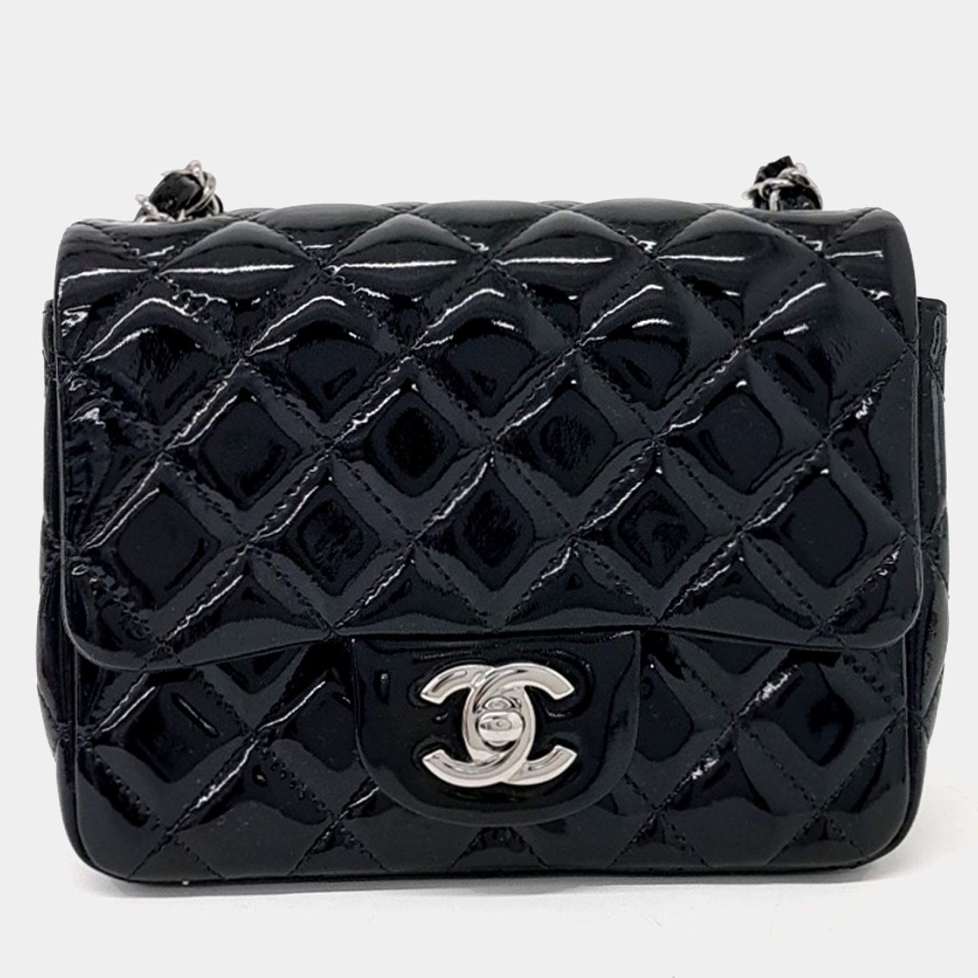 Pre Owned حقيبة شانيلا براءة اختراع سوداء جلدية صغيرة متقاطعة على الكتف