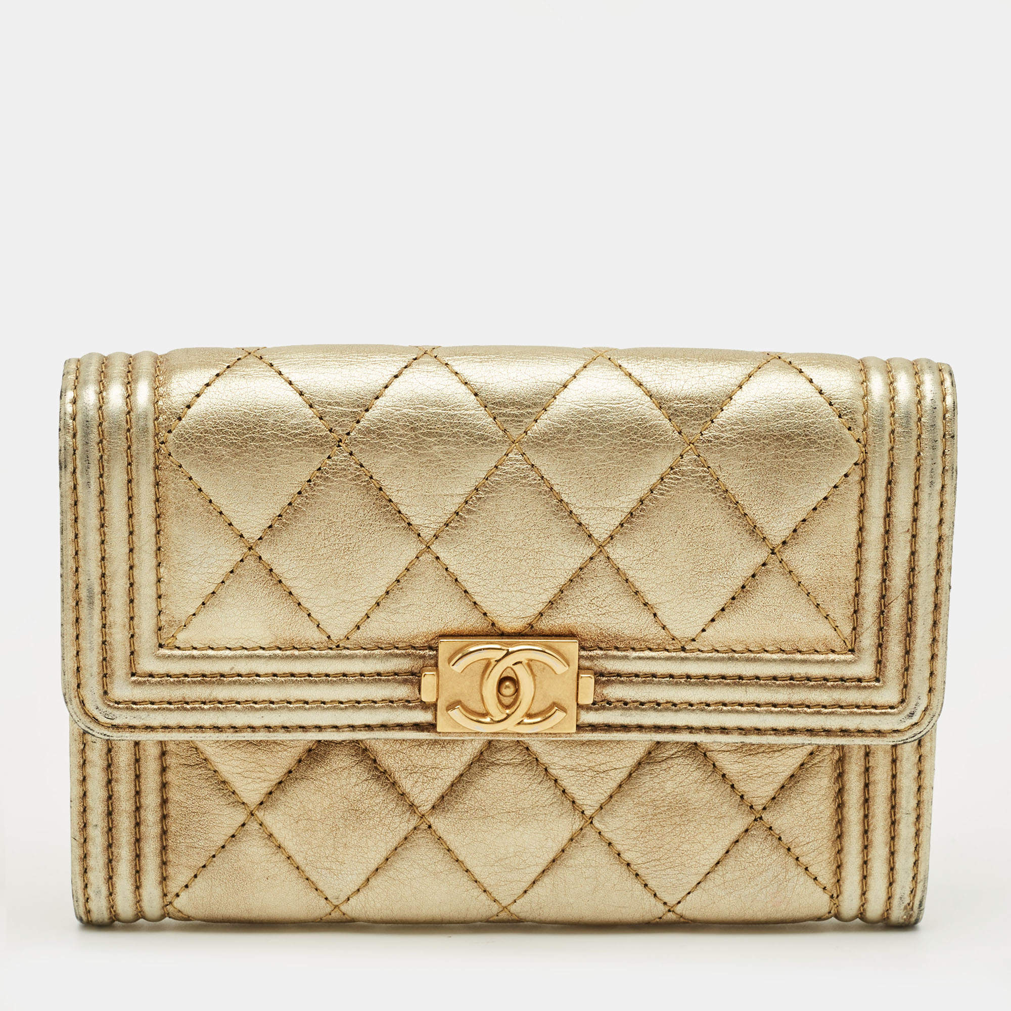 مملوكة مسبقًا Chanel Gold Quilted Leather Boy Flap Wallet