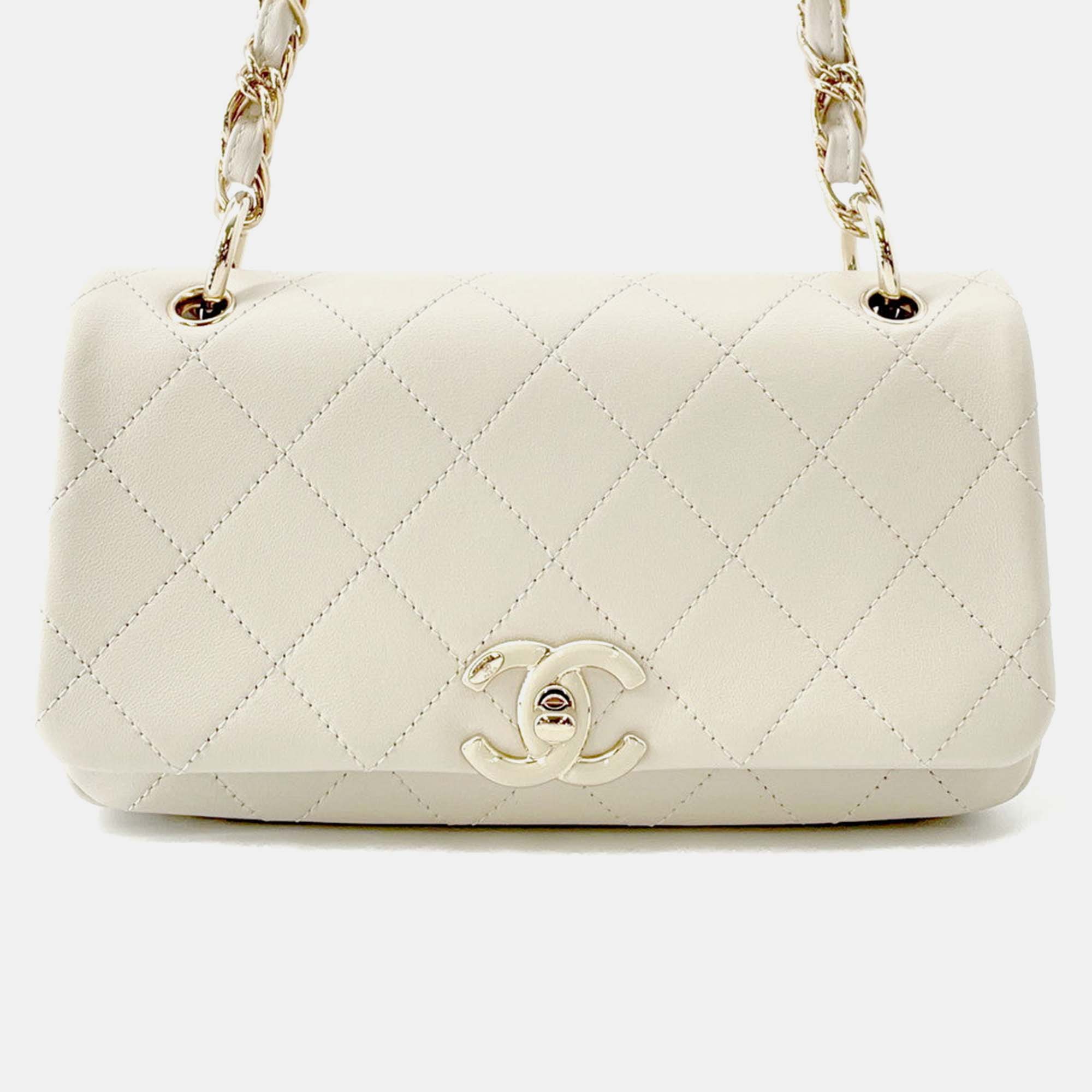 Pre Owned Chanel Matelasse Chain shoulder Off-White Calf Leather