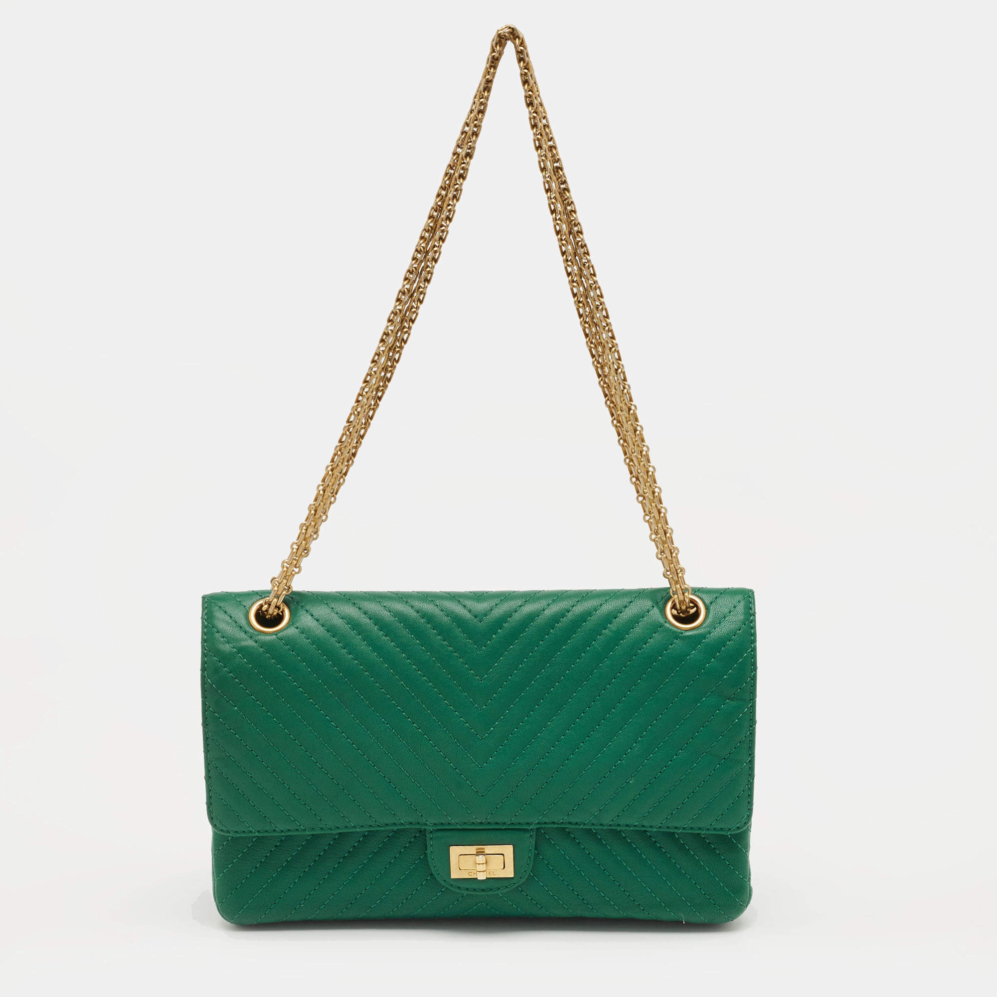 Pre Owned Chanel Green Chevron Leather Classic 226 Reissue 2.55 Flap Bag