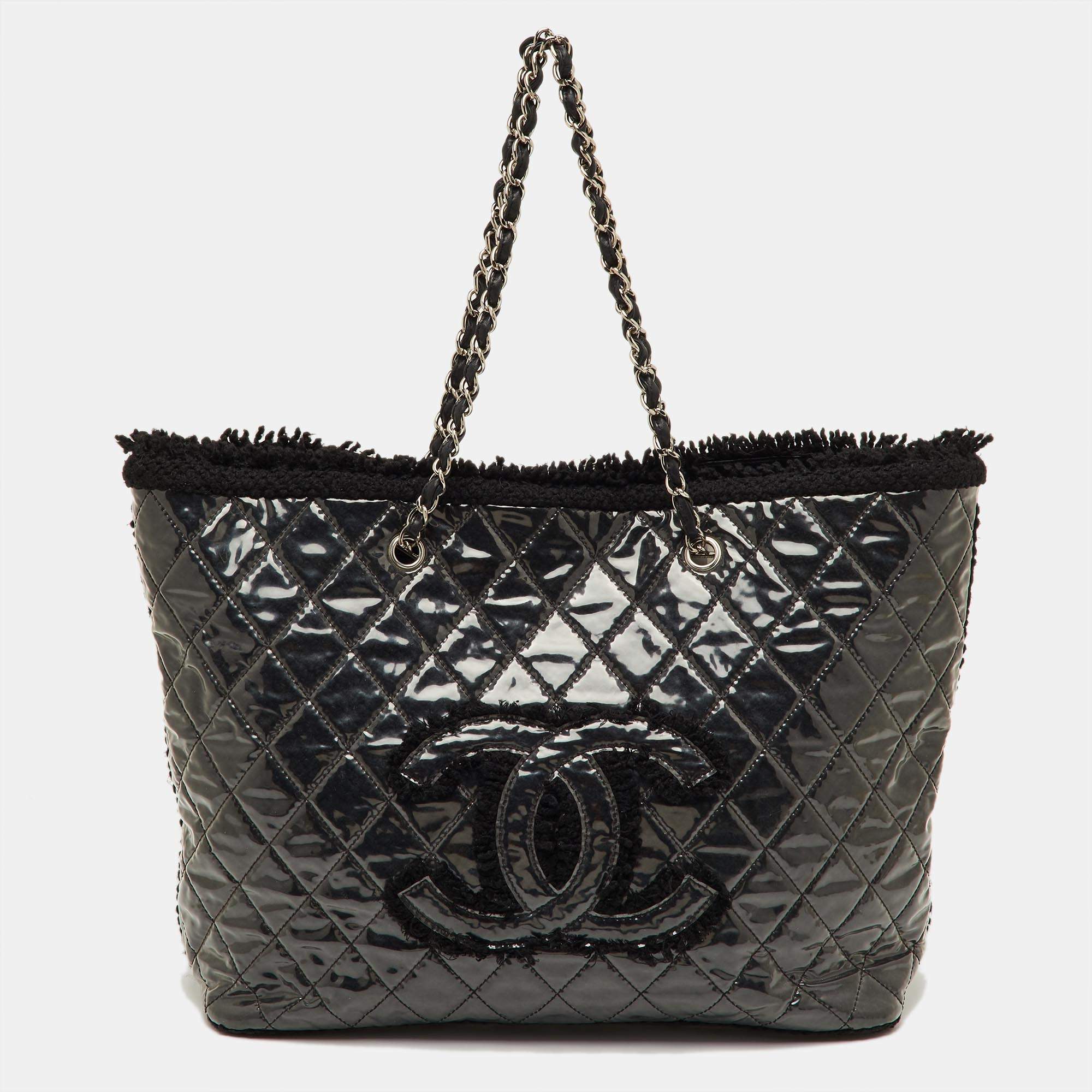 مملوكة مسبقًا Chanel Black Quilted PVC and Shearling Fur CC Fanny Chain Shopper Tote