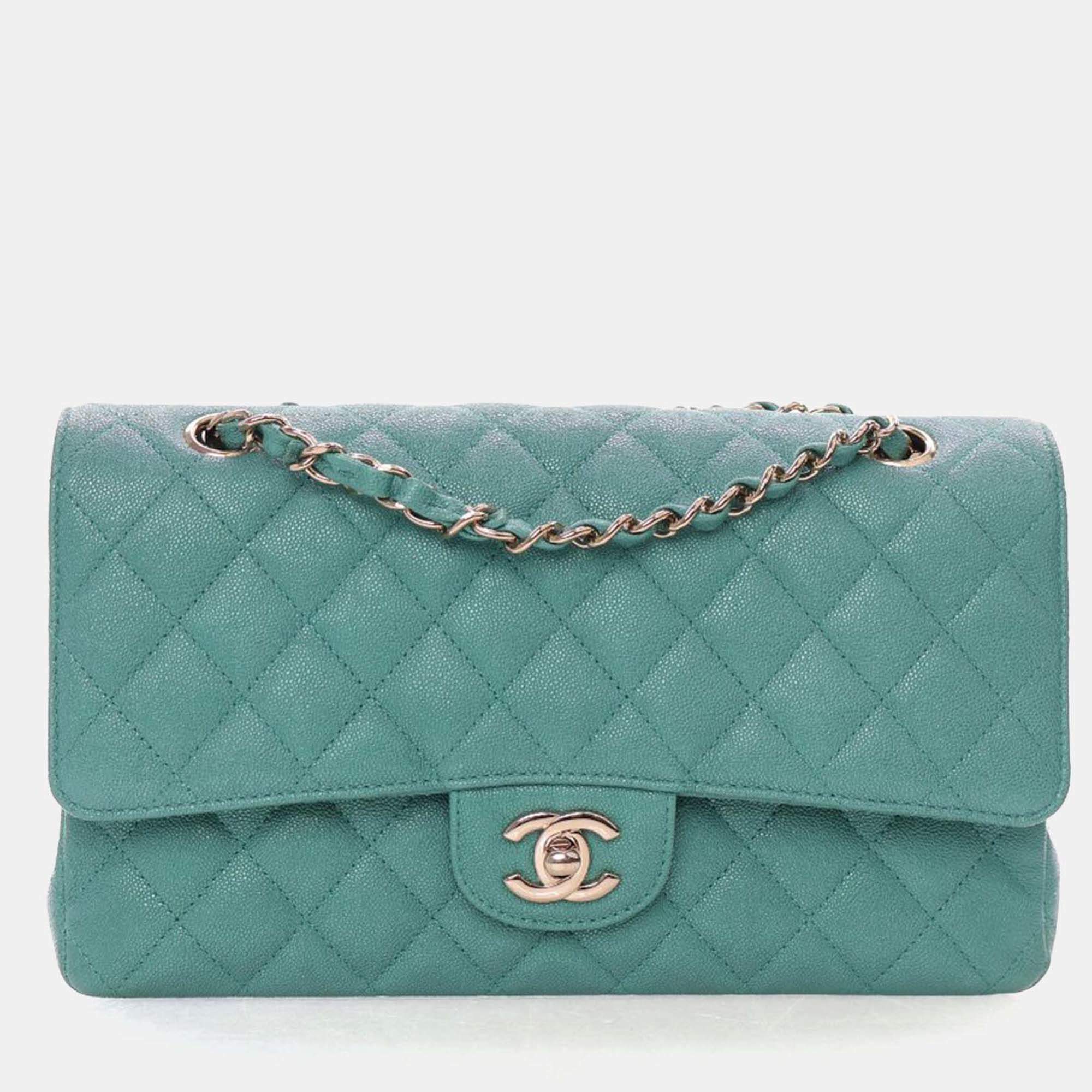 مملوكة مسبقًا حقيبة شانيل كلاسيكية مزدوجة الغطاء متوسطة جلد كافيار أزرق/أخضر