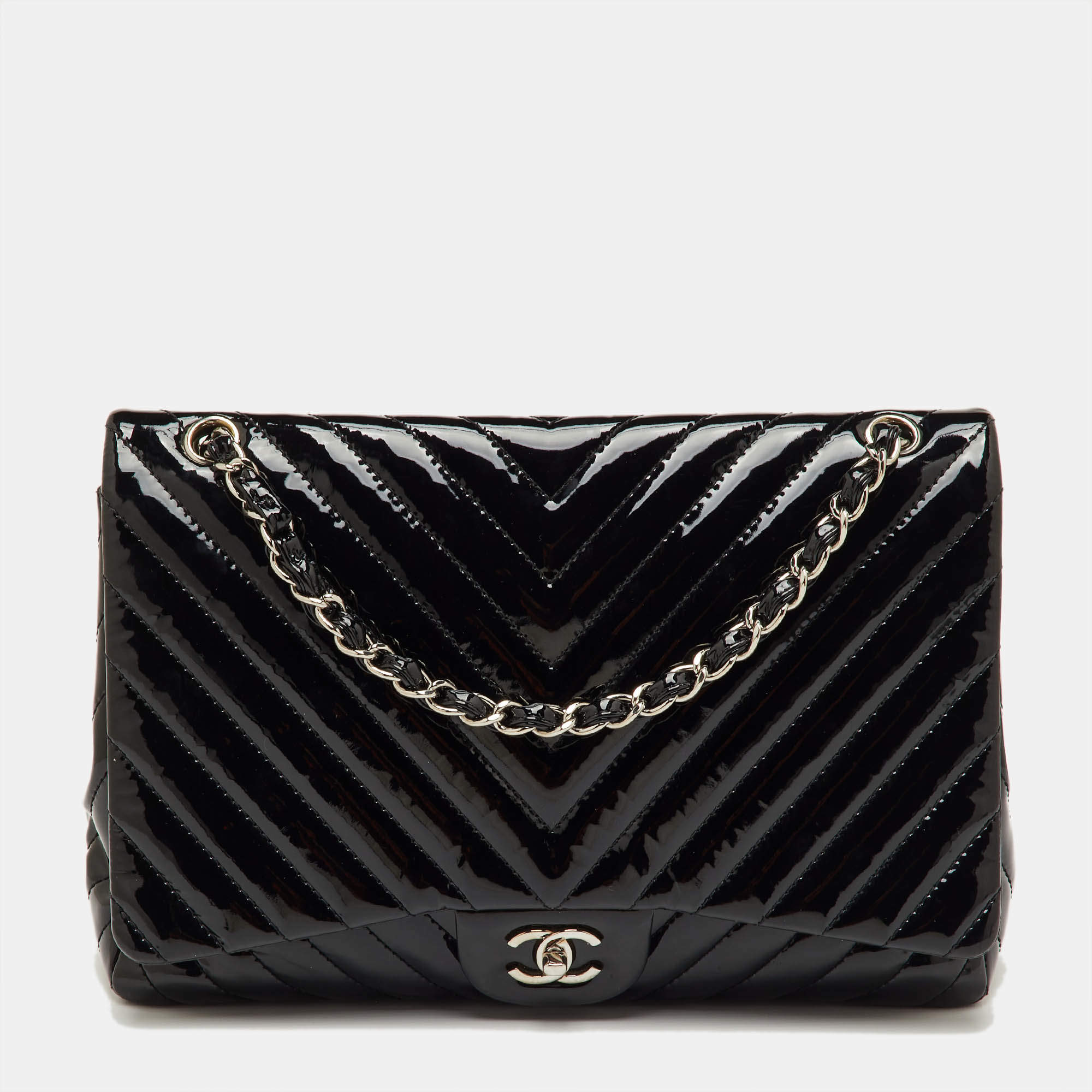 مملوكة مسبقًا Chanel Black Chevron Patent Leather Maxi Classic Single Flap Bag