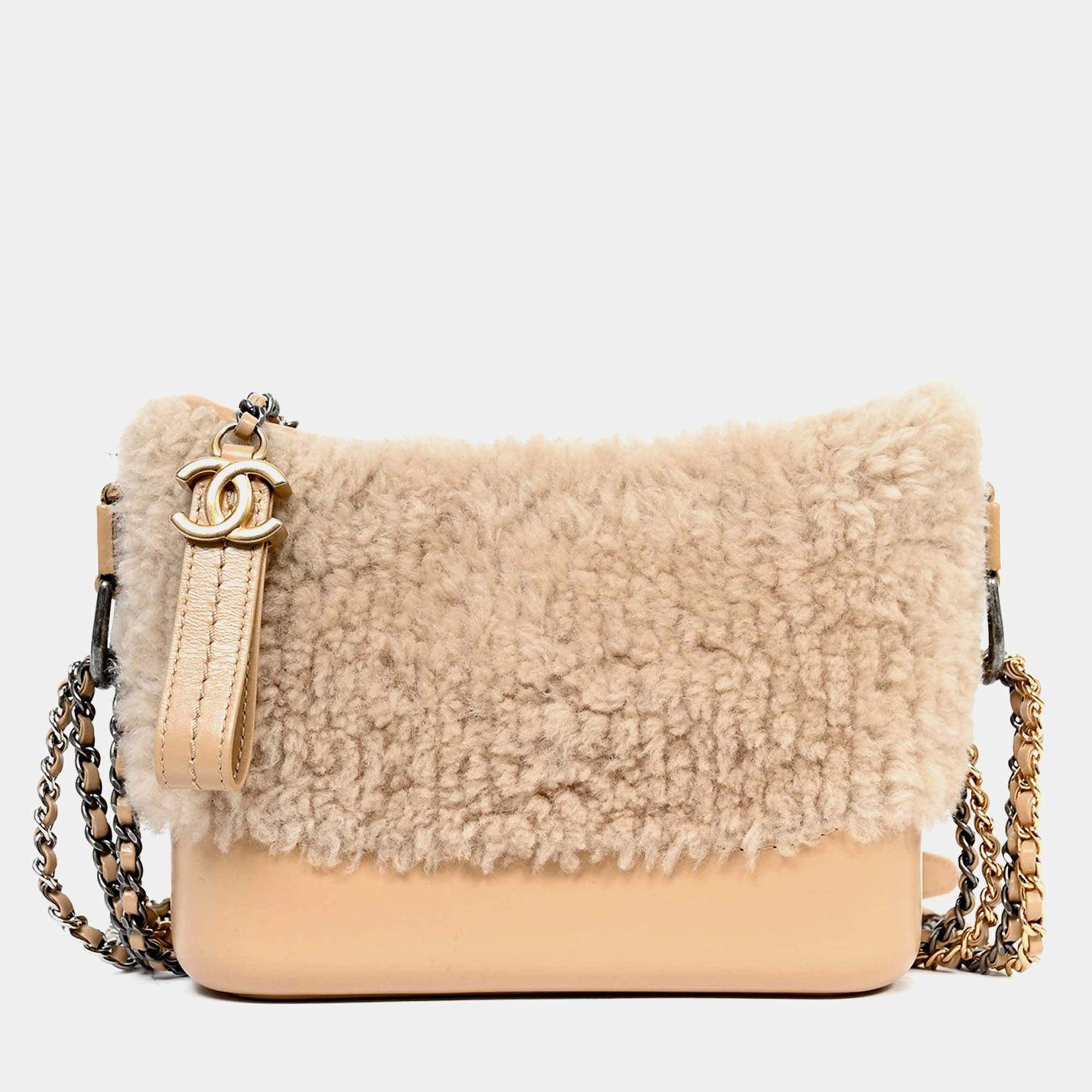 مملوكة مسبقًا Chanel 2017-18 Beige Shearling/Leather Small Gabrielle Crossbody