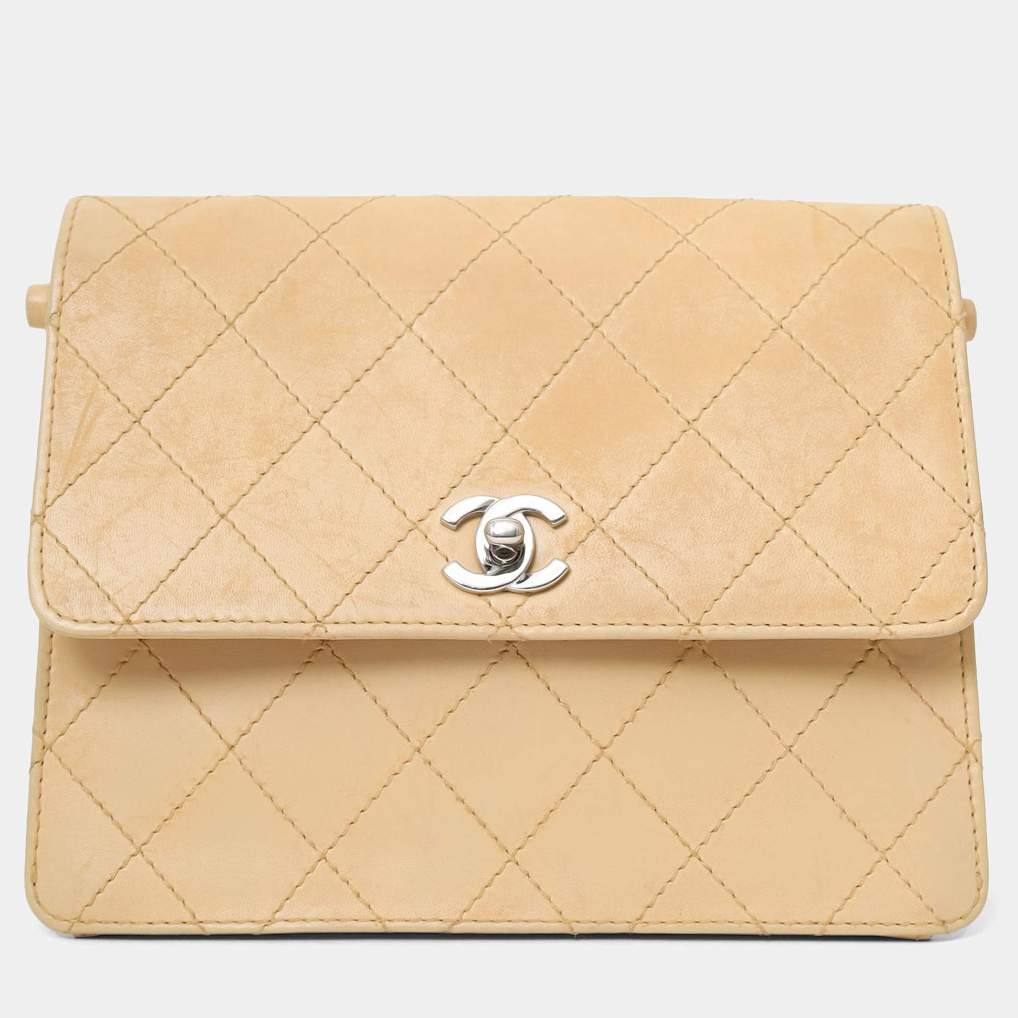 مملوكة مسبقًا حقيبة كتف شانيل مبطنة CC باللون البيج