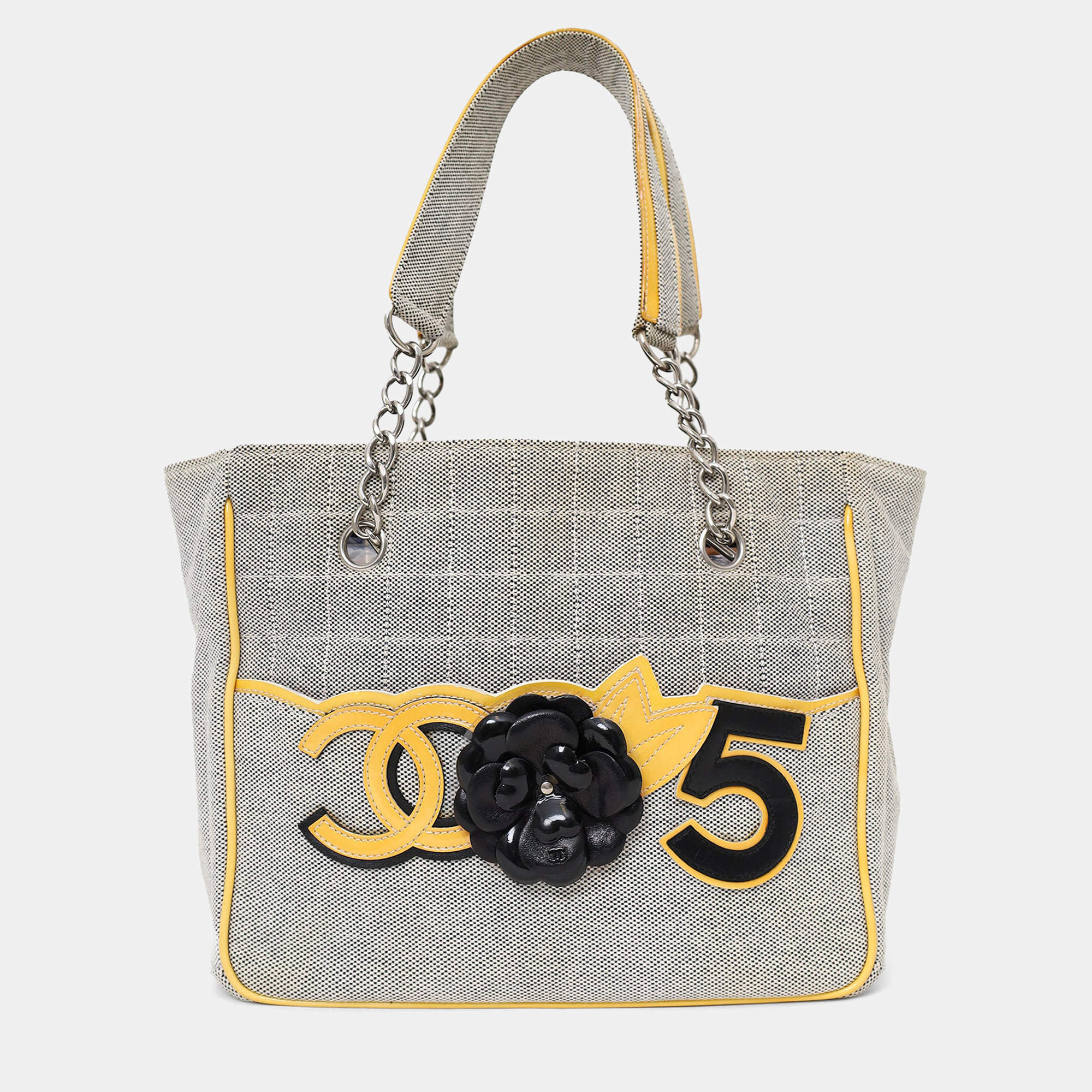 مملوكة مسبقًا حقيبة توت شانيل قماش شوكو بار رقم 5 كامليا CC رمادي/أصفر 2005-06