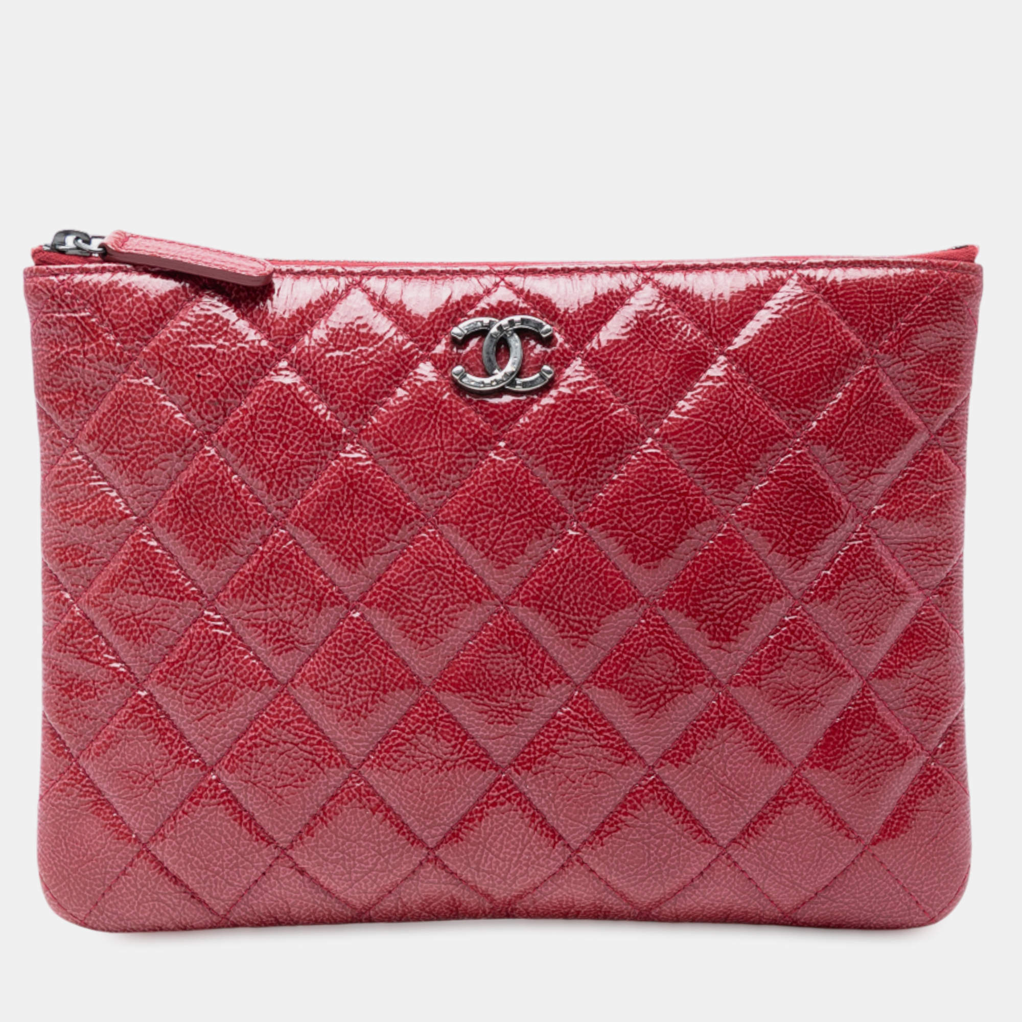 مملوكة مسبقًا Chanel Red Small Crinkled Patent O Case Clutch