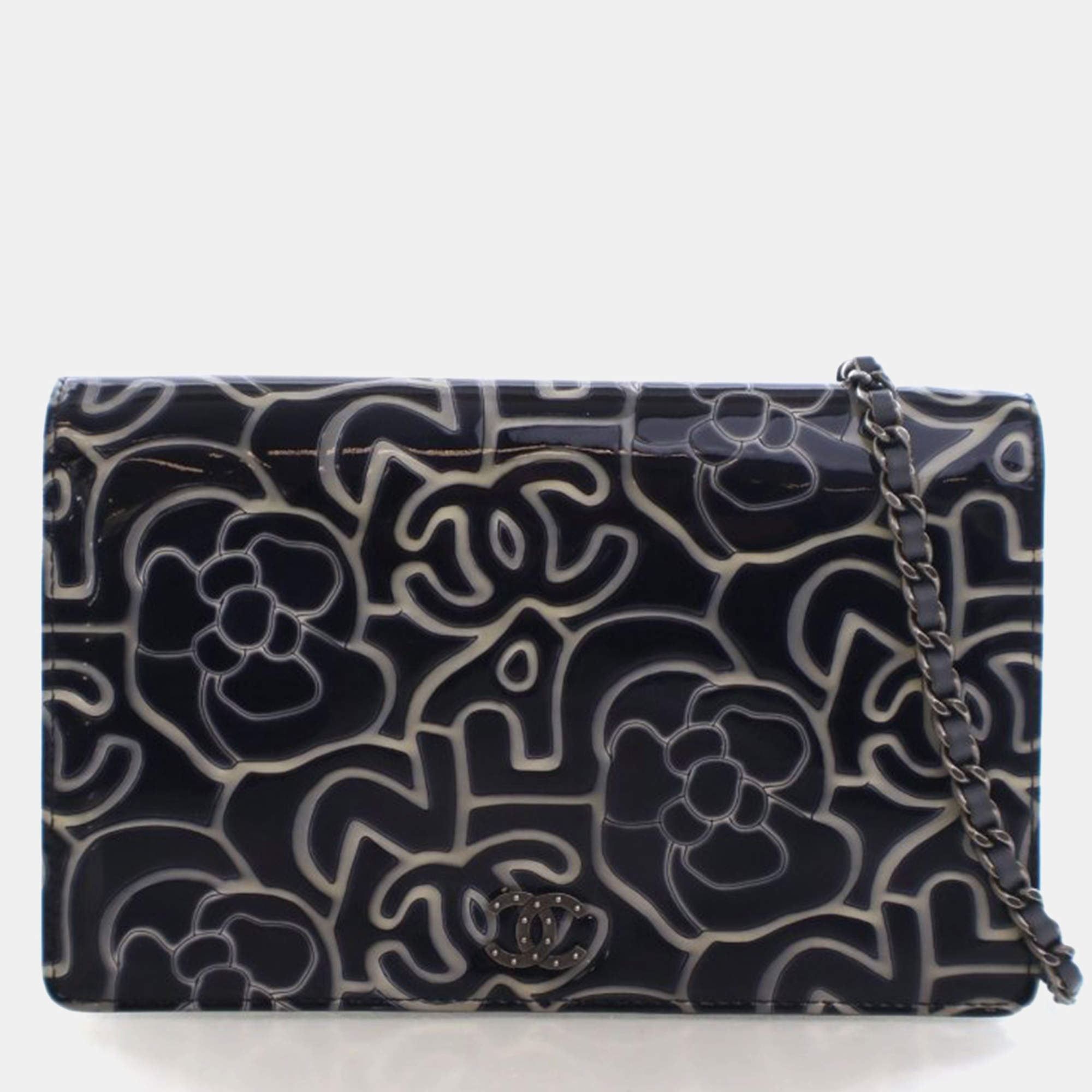 مملوكة مسبقًا Chanel Patent Camellia Embossed Wallet On Chain