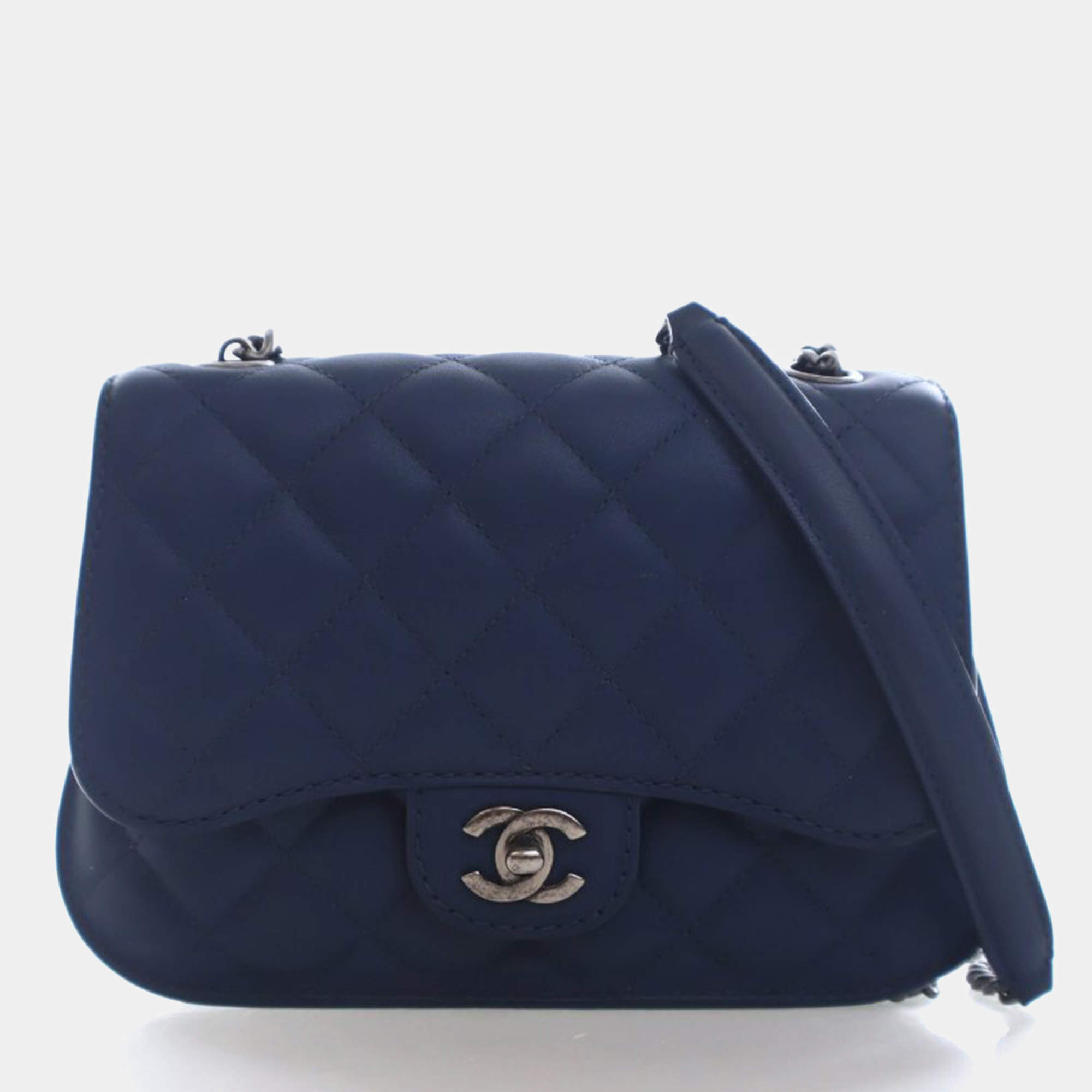 مملوكة مسبقًا Chanel Lambskin Quilted Messenger Flap Bag