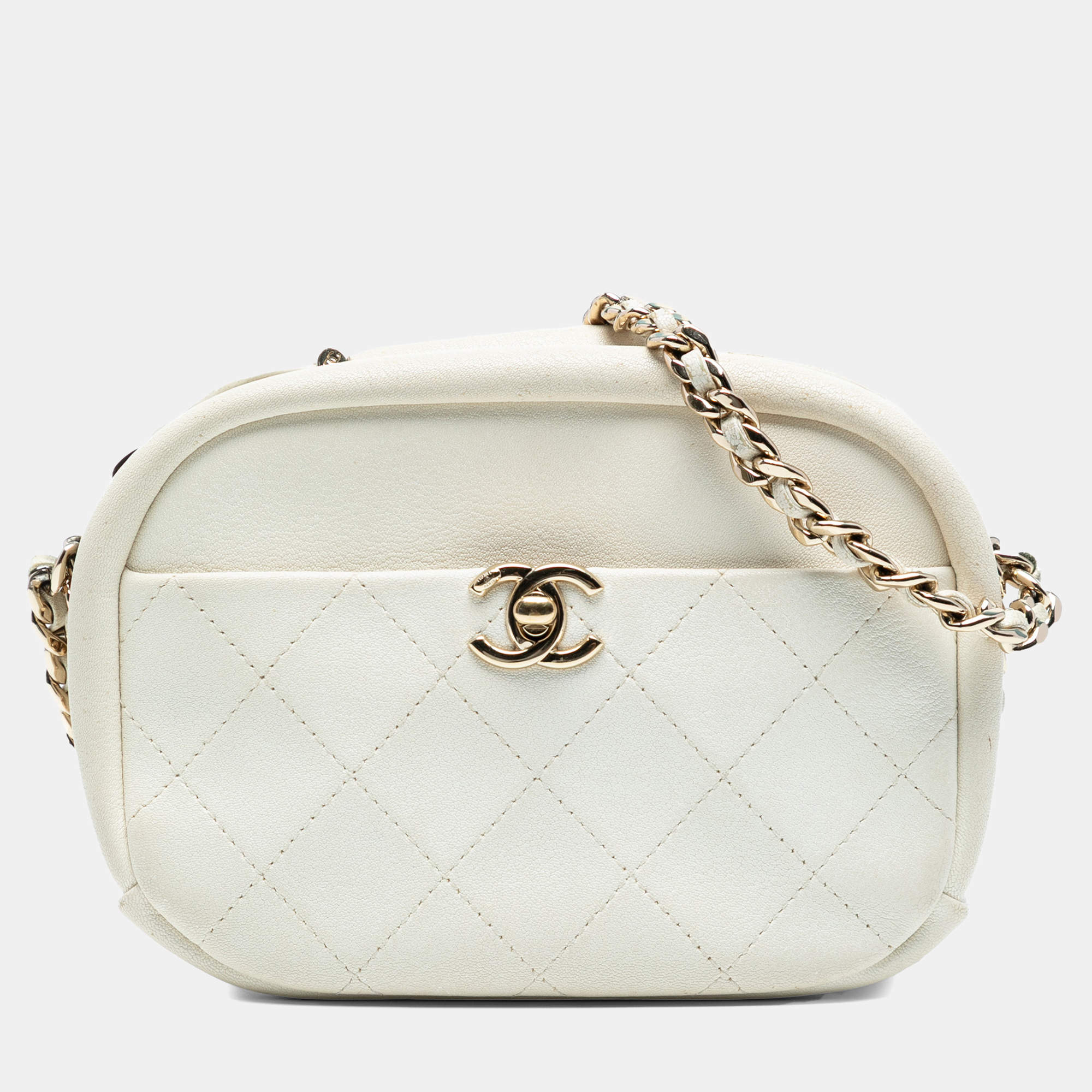 مملوكة مسبقًا Chanel White Small Quilted Goatskin Casual Trip Camera Bag