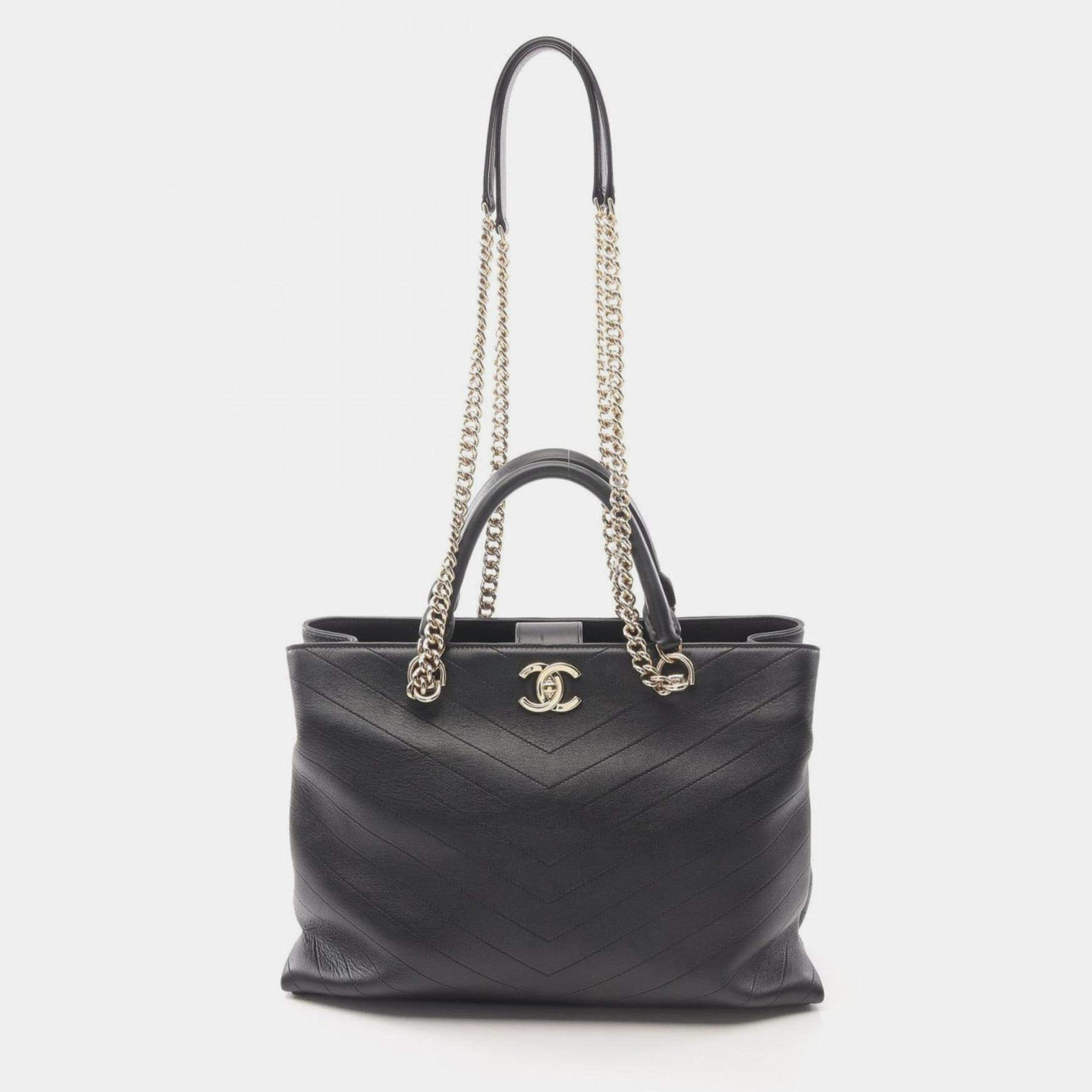 مملوكة مسبقًا Chanel Chevron V-Stitch Tote Bag Leather  Black