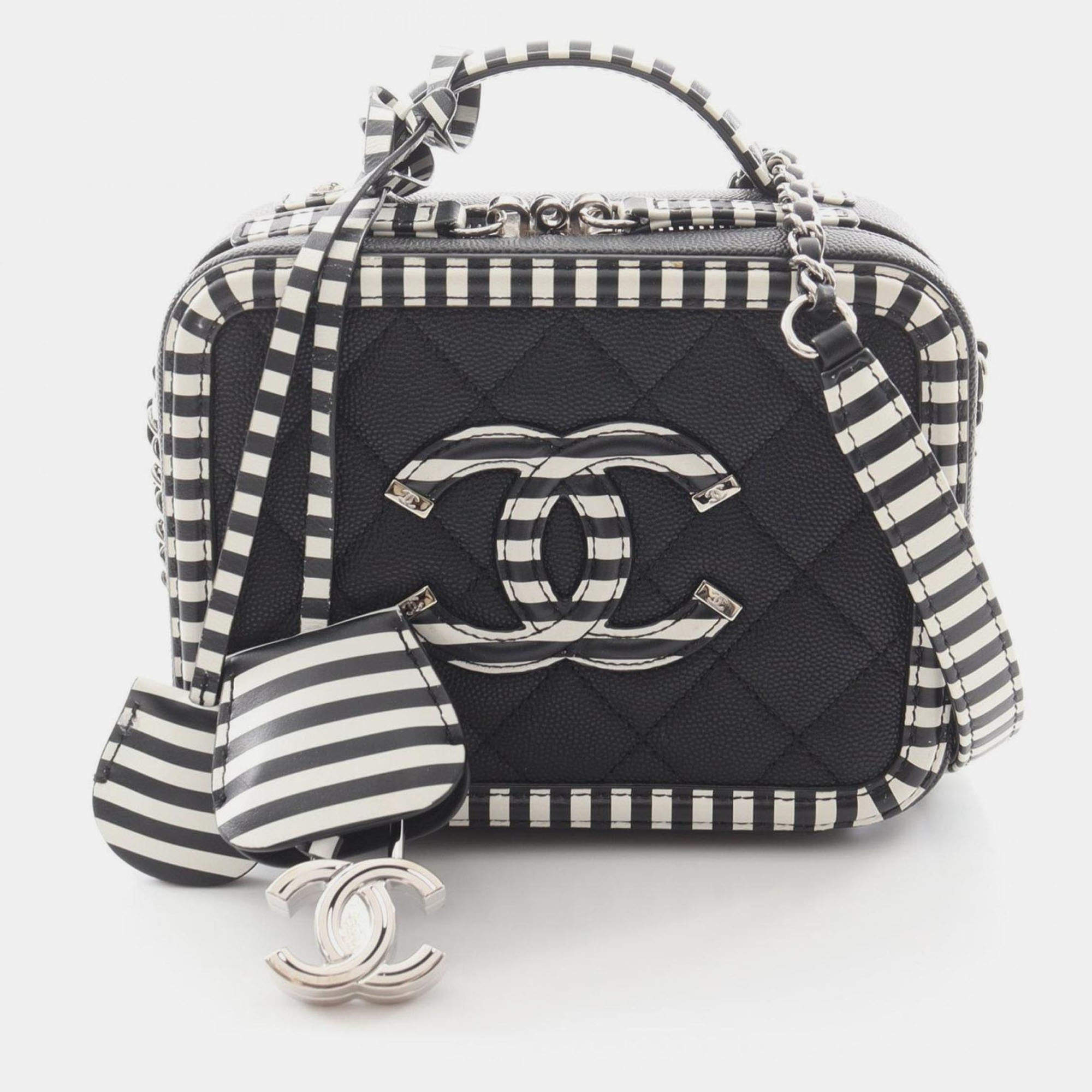 مملوكة مسبقًا حقيبة كتف شانيل سي سي فيليغري فانيتي صغيرة جلد عجل محبب أسود أبيض