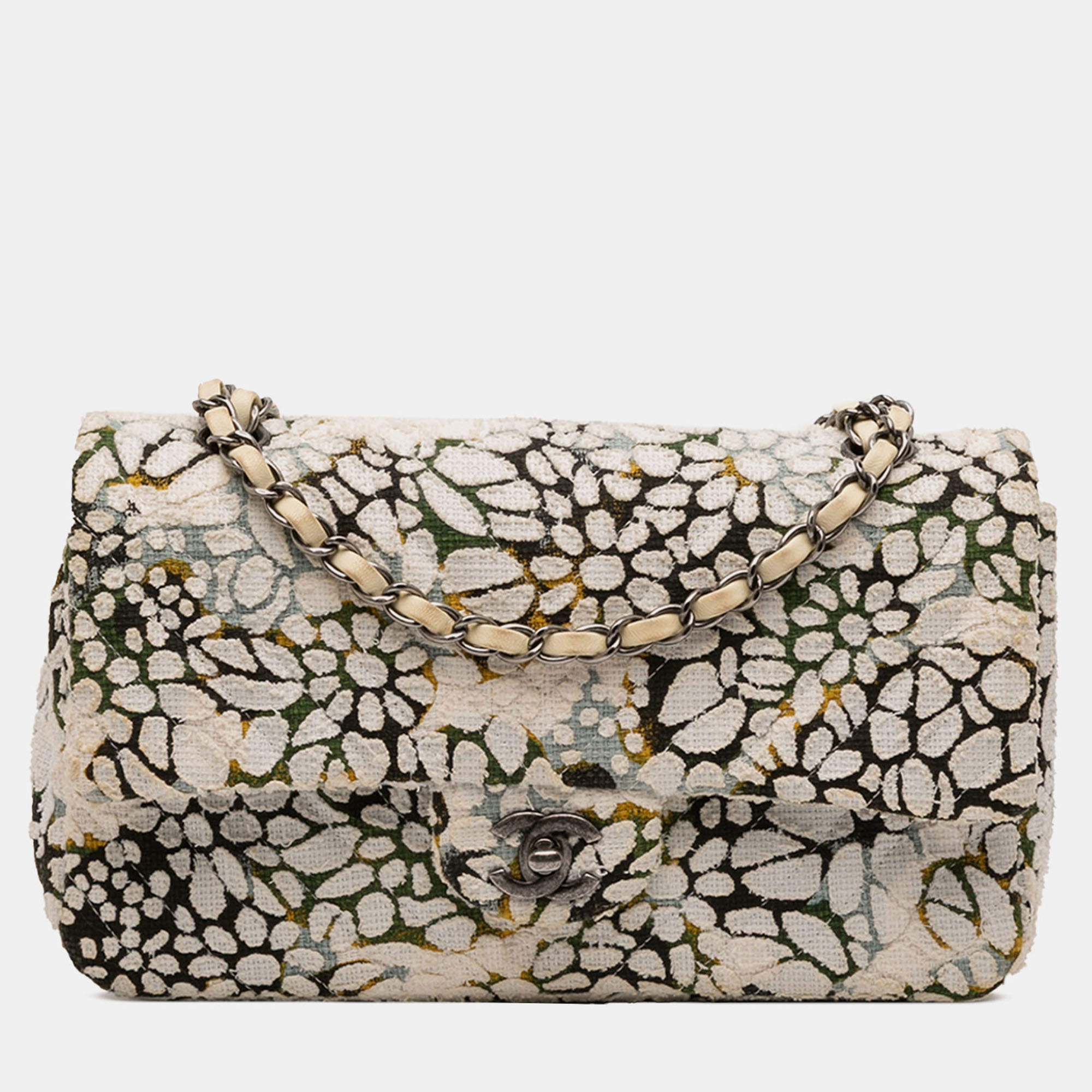 Pre Owned حقيبة شانيل كلاسيك ميديم قلاب مزدوج قماش مبطن أزهار أبيض تشيفرون