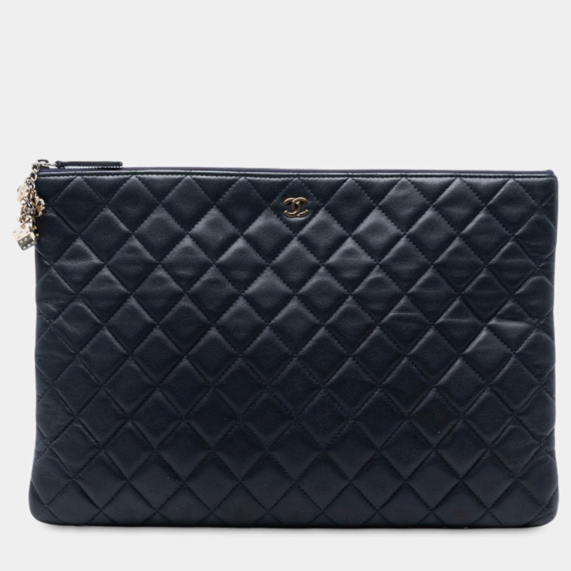 مملوكة مسبقًا Chanel Blue CC Large Quilted Lambskin O Case Clutch