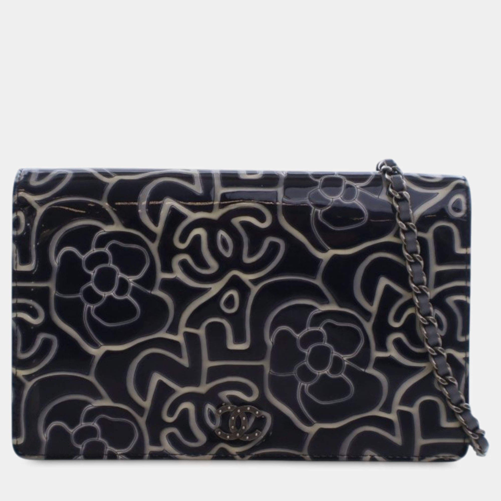 مملوكة مسبقًا محفظة شانيل زرقاء ببراءة مع زهرة الكاميليا على سلسلة