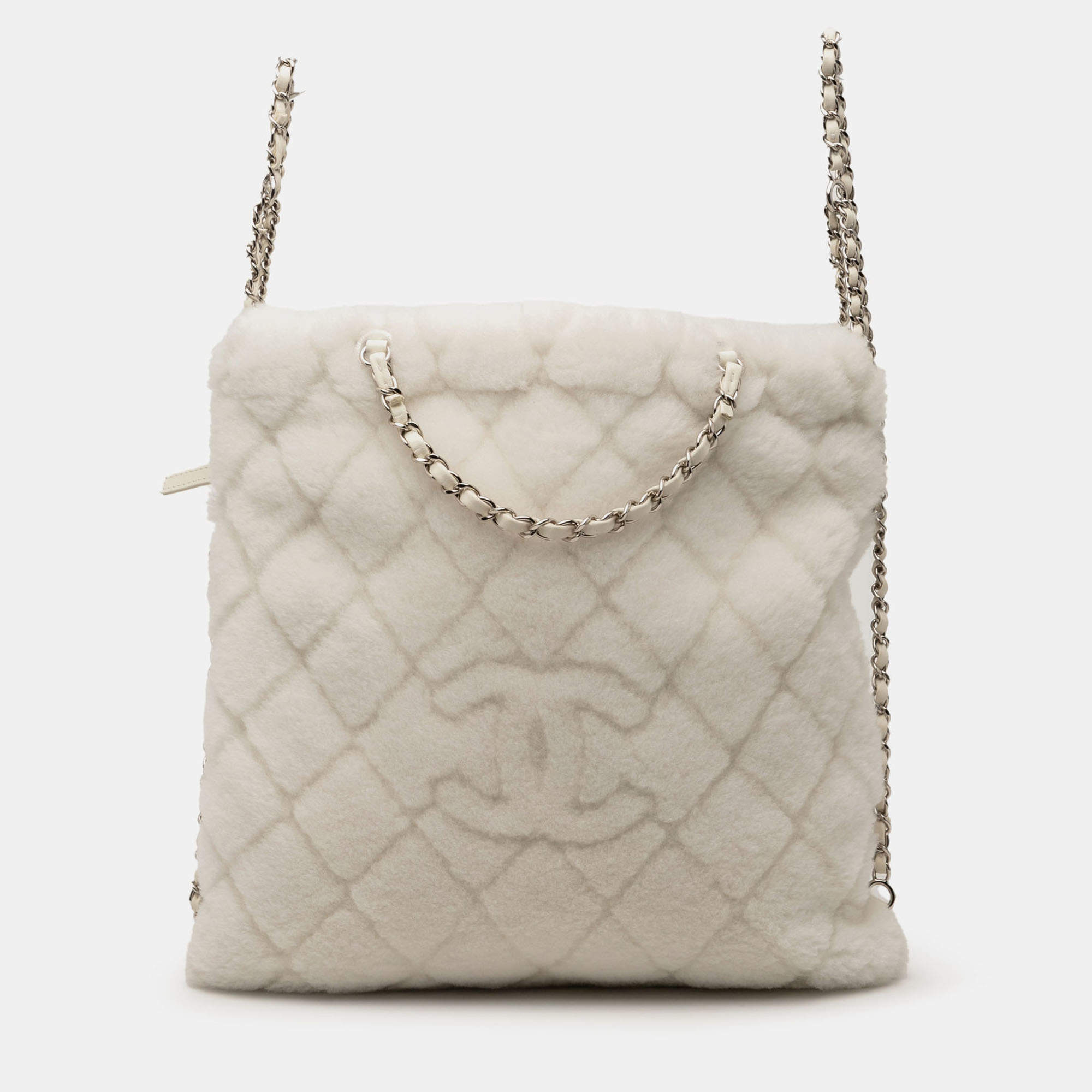 مملوكة مسبقًا Chanel White CC Shearling Coco Neige Backpack