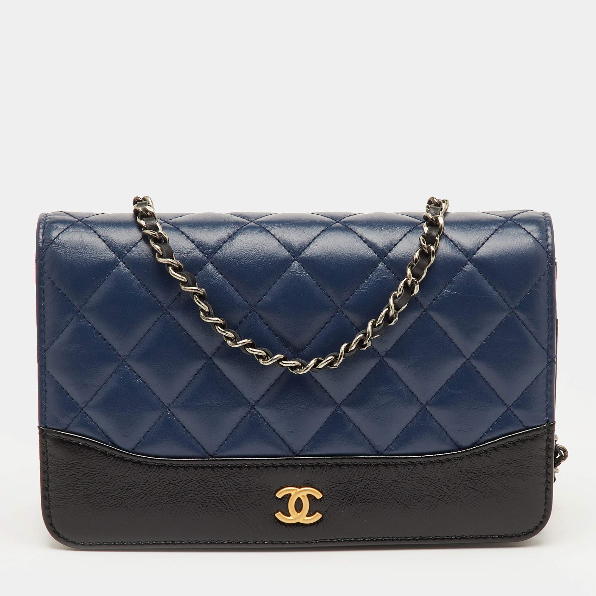 مملوكة مسبقًا Chanel CC Gabrielle Navy Blue/Black Quilted Leather Wallet On Chain