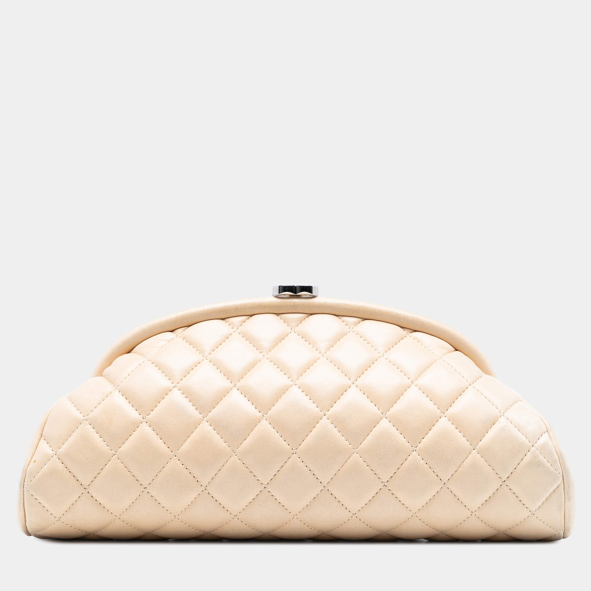 مملوكة مسبقًا حقيبة كلاتش شانيل مبطنة جلد حمل صغير قفل قبضة بيج