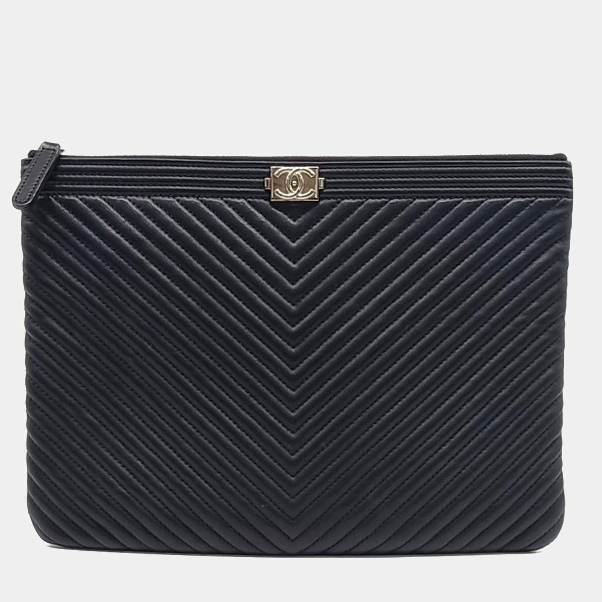 Pre Owned Chanel Black Leather Chevron Boy Clutch New Medium