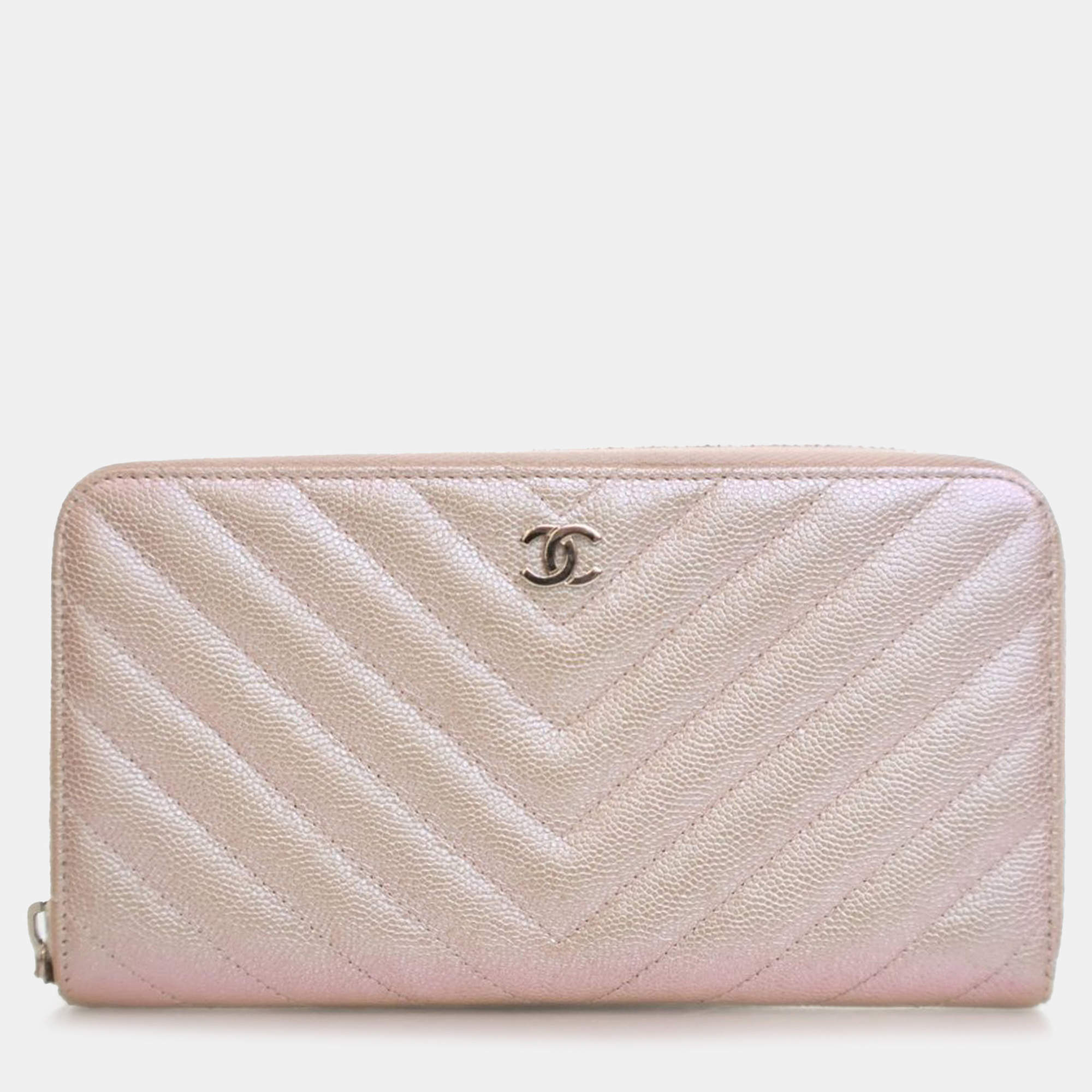 مملوكة مسبقًا Chanel Pink CC Chevron Iridescent Caviar Zip Around Wallet