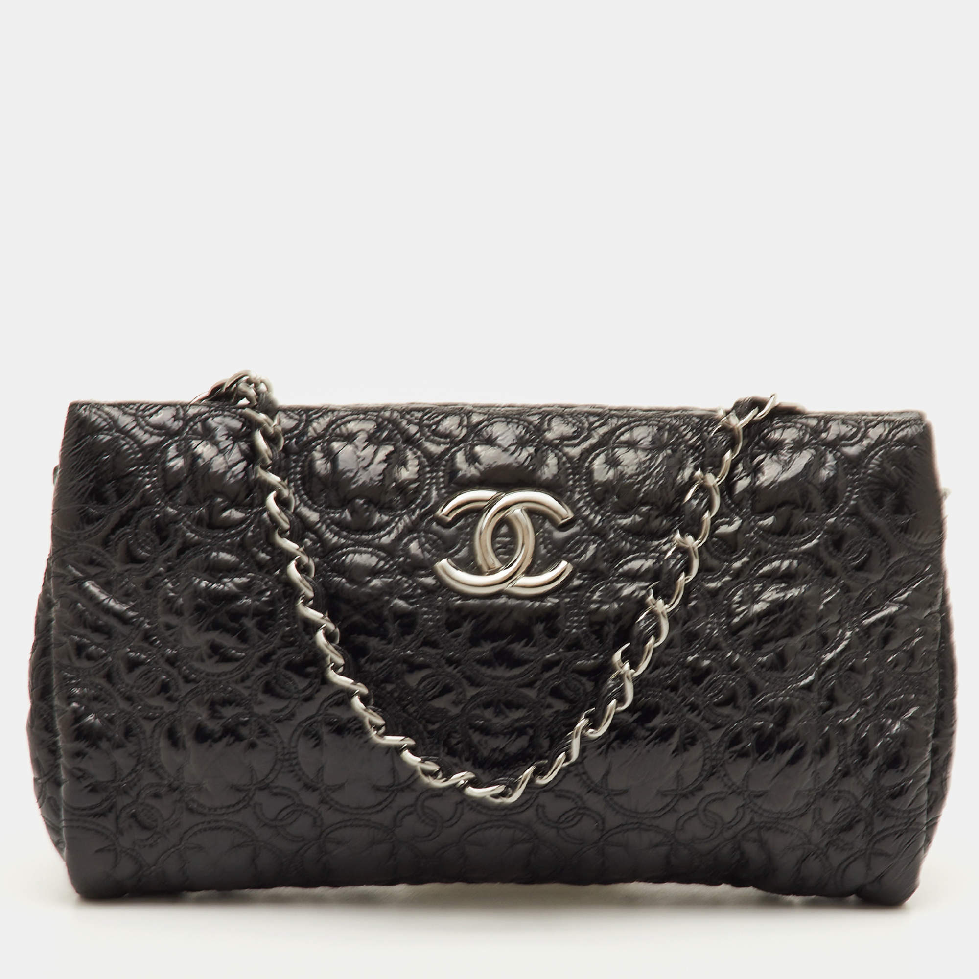 مملوكة مسبقًا Chanel CC Black Patent Leather Camellia Flower Chain Pochette Bag
