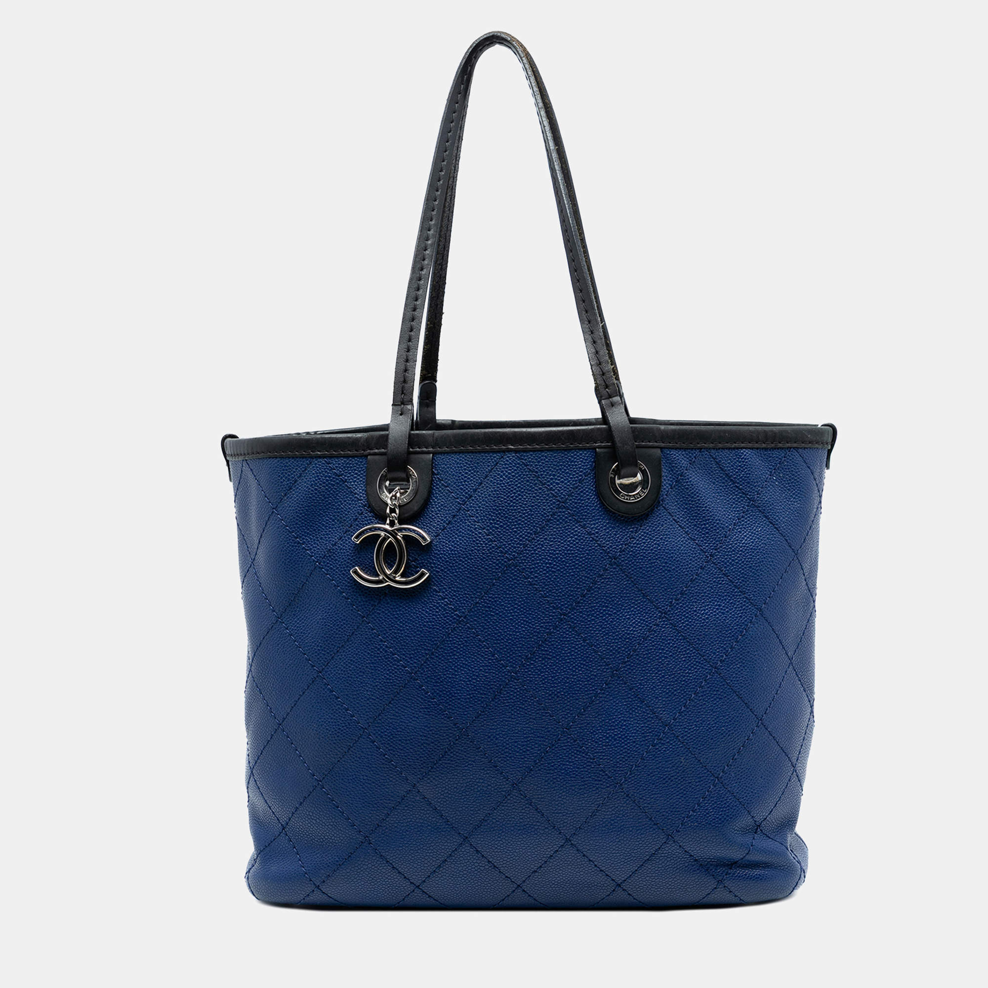 مملوكة مسبقًا حقيبة يد شانيل شوبينج فيفر مبطنة كافيار سوداء زرقاء