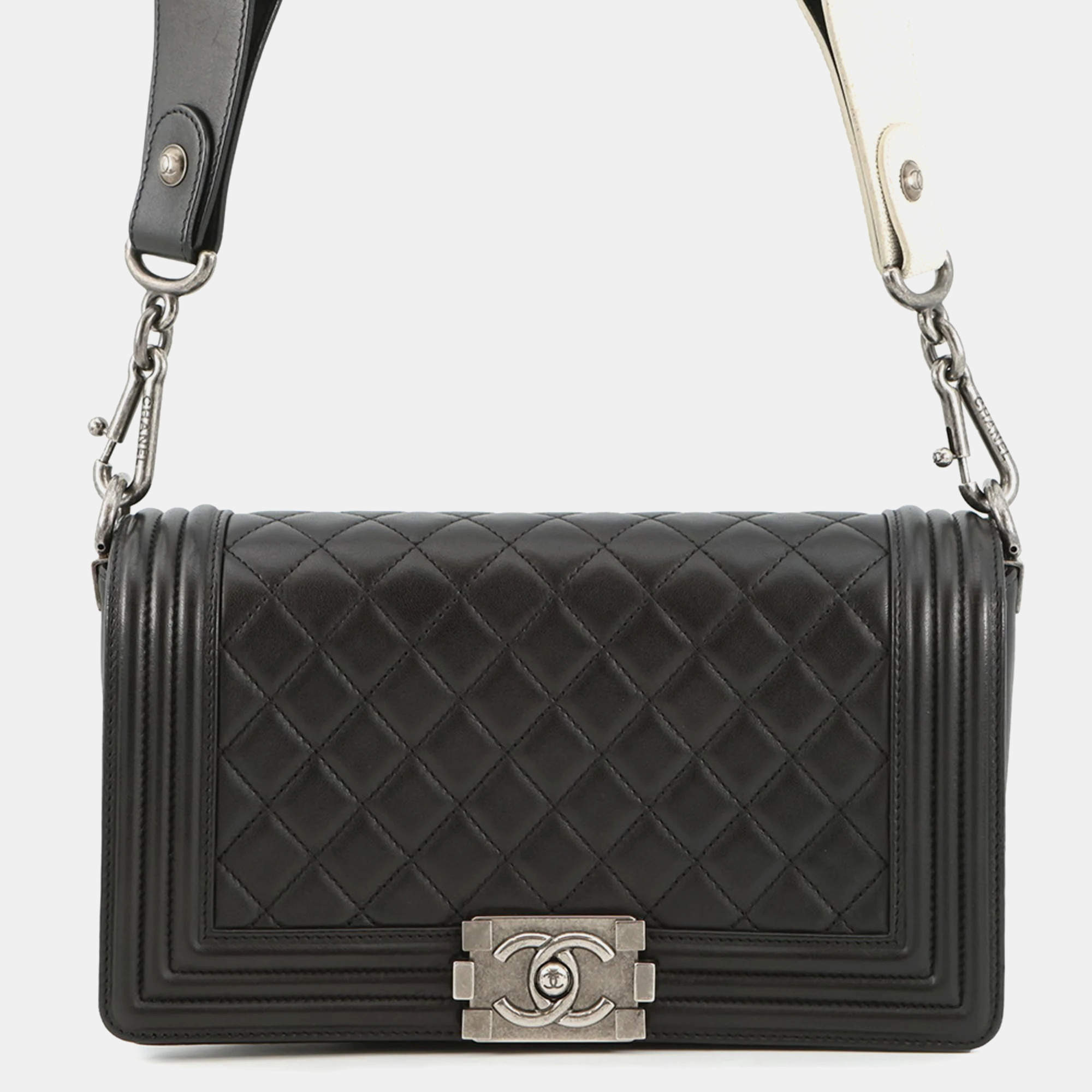 مملوكة مسبقًا Chanel Chain Shoulder Bag With Coco Mark And Matelasse Design Boy Lambskin
