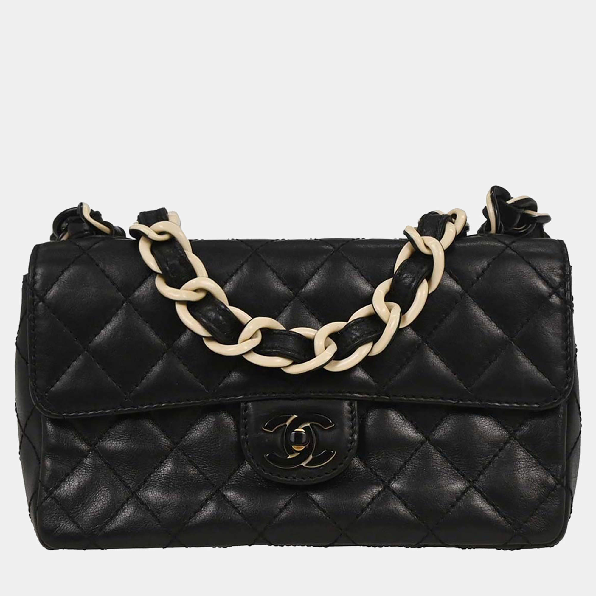 مملوكة مسبقًا Chanel Black Lambskin Shoulder Bag