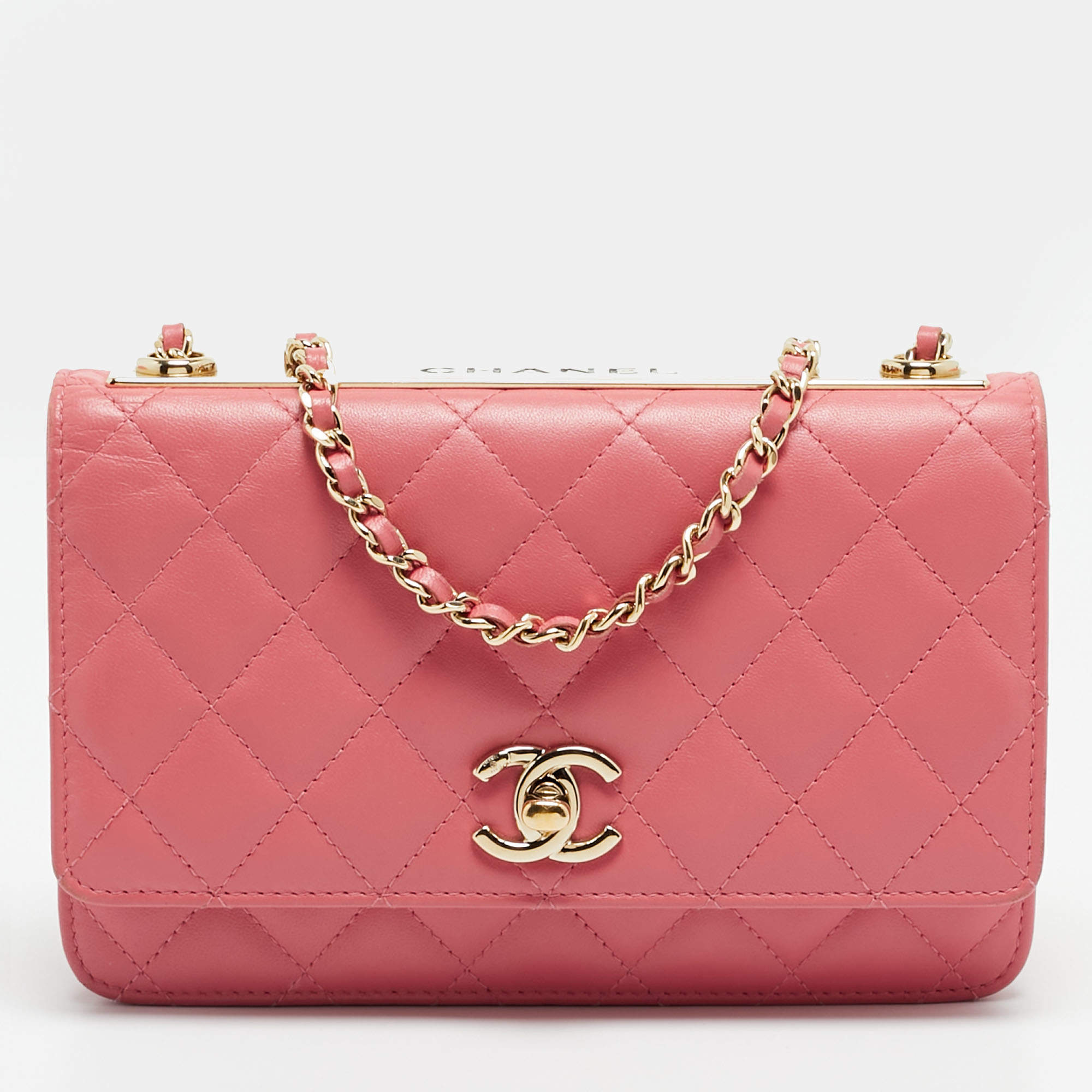 مملوكة مسبقًا محفظة بسلسلة شانيل تريندي سي سي جلد وردي مبطن