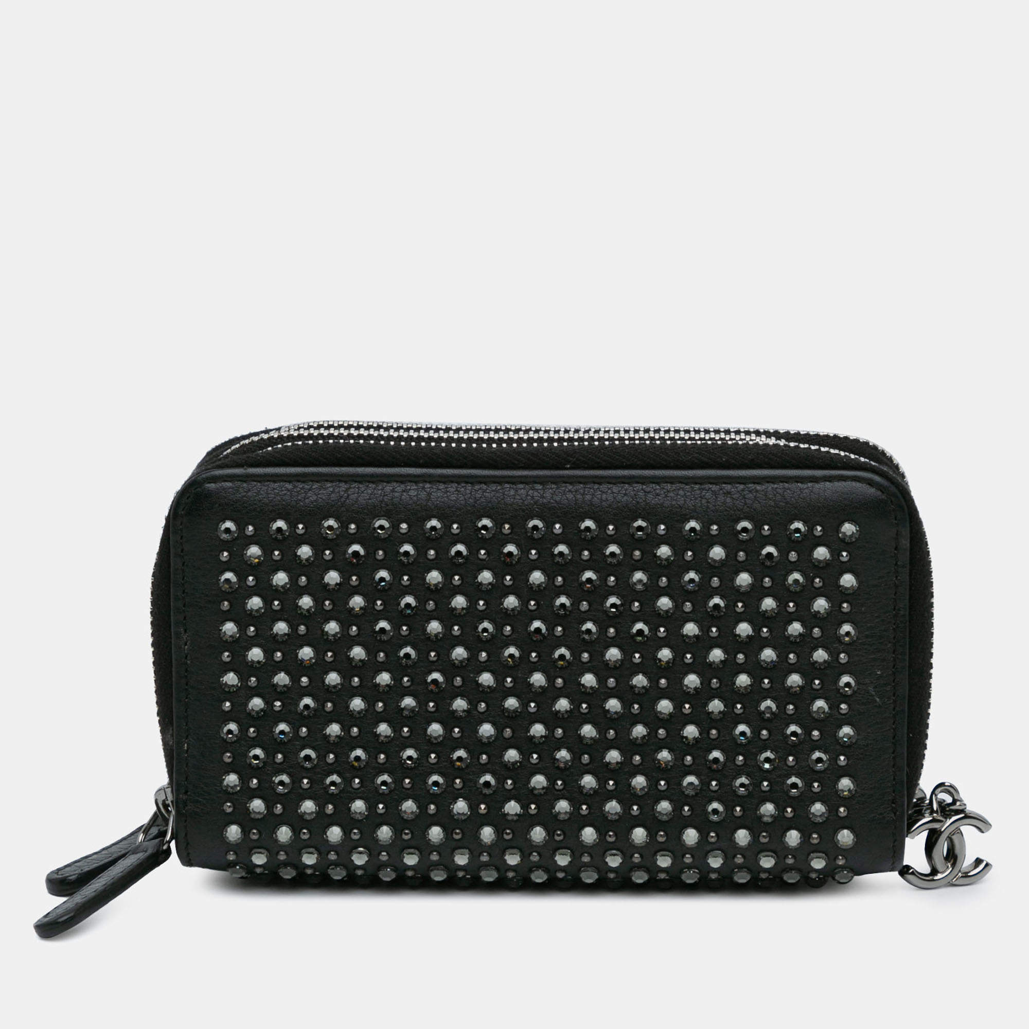 مملوكة مسبقًا Chanel Black Bull Leather Studded Zip Wallet