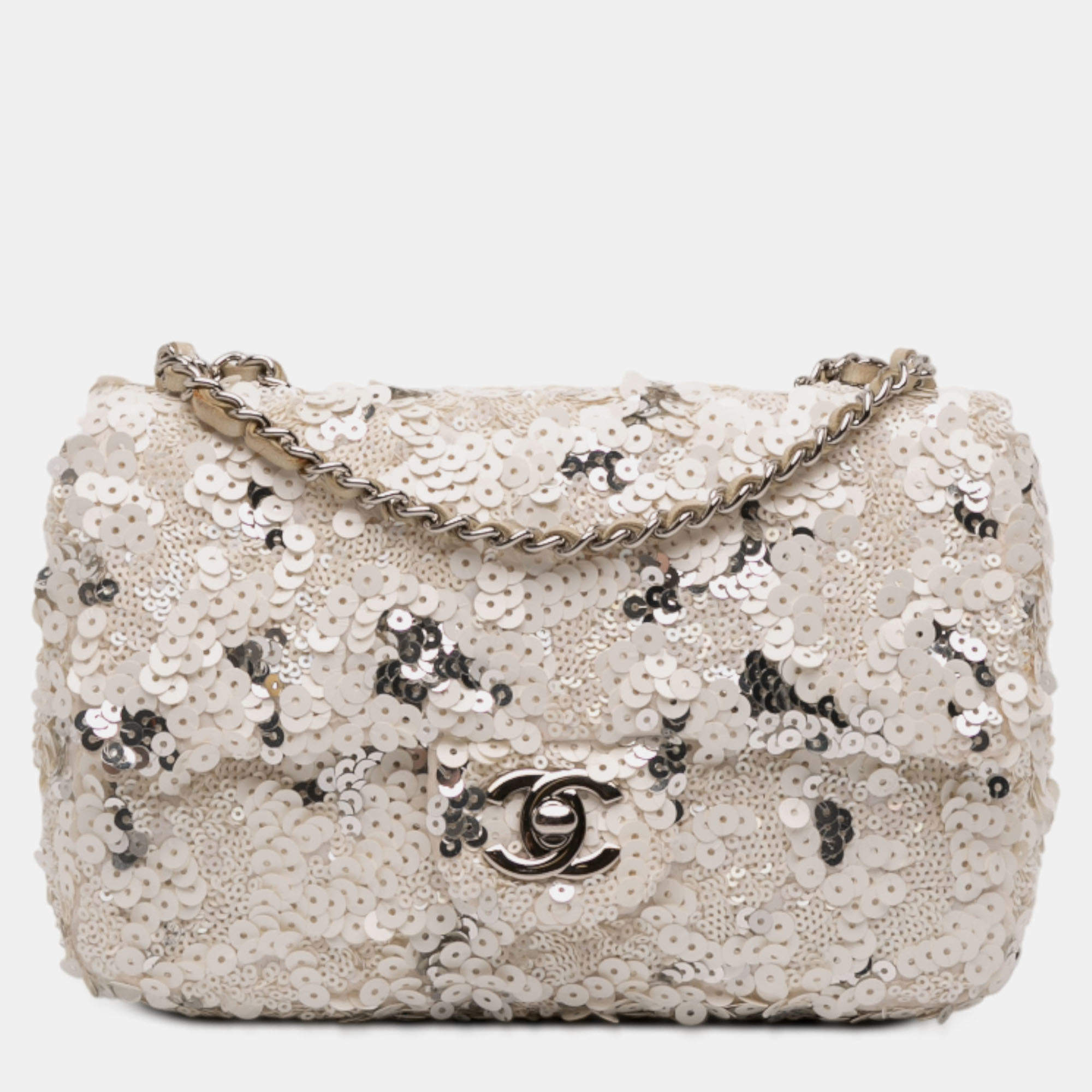 مملوكة مسبقًا حقيبة شانيل قماش قنب مستطيلة صغيرة بيضاء مرصعة بغطاء مفرد