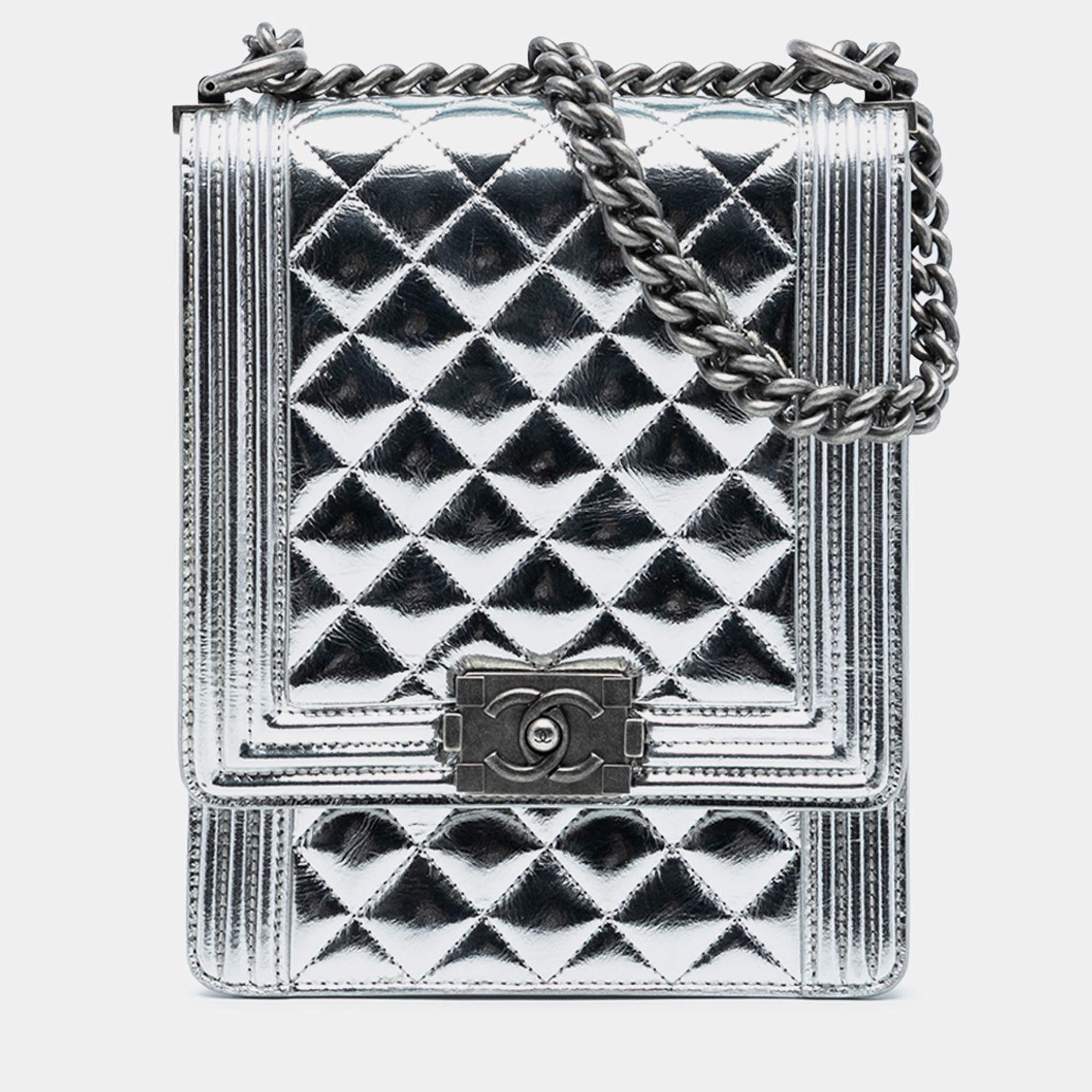مملوكة مسبقًا Chanel Silver Quilted Metallic Calfskin North South Boy Flap
