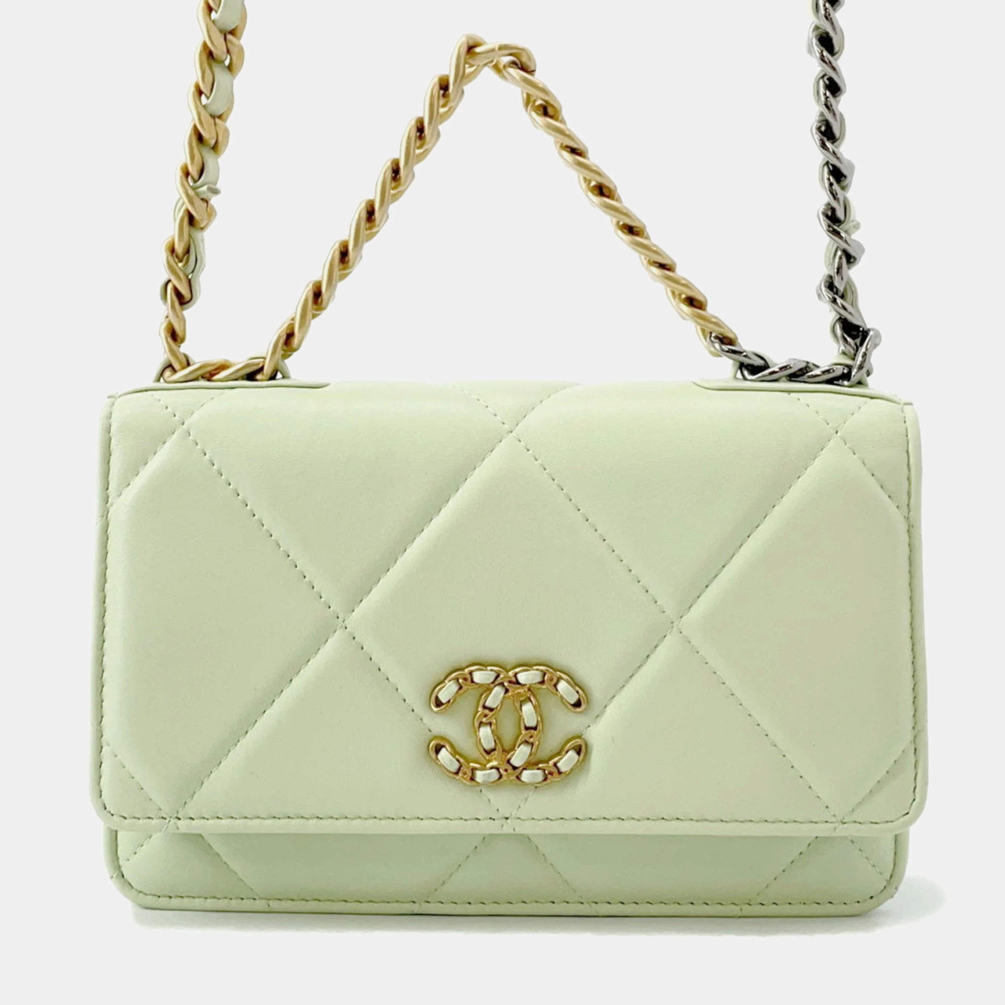 مملوكة مسبقًا Chanel Chain Wallet With Coco Mark Matelasse 19 Quilted Lambskin