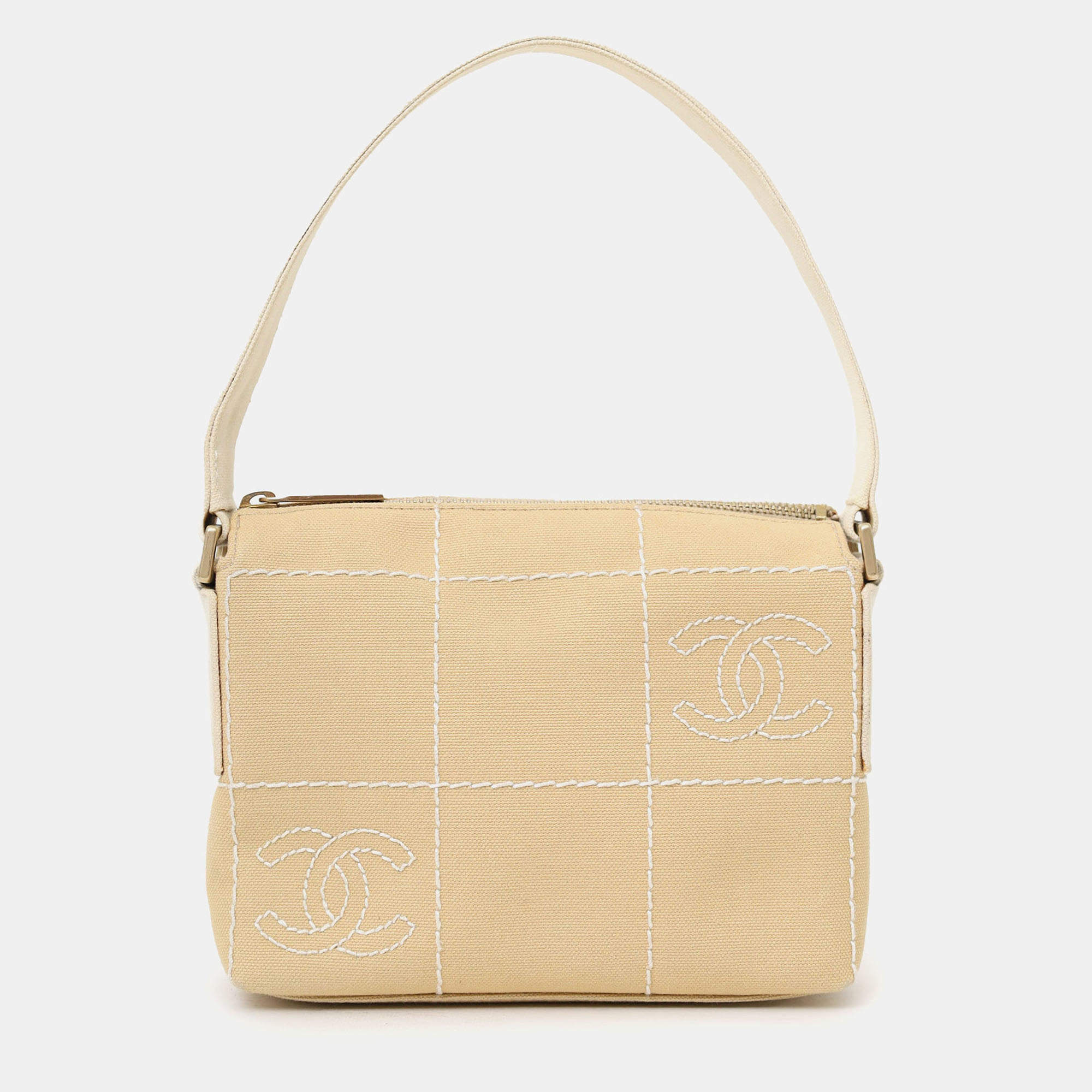 Pre Owned حقيبة شانيل بوشت صغيرة قماش بيج شكل بار شوكولاتة نموذج 2003-04