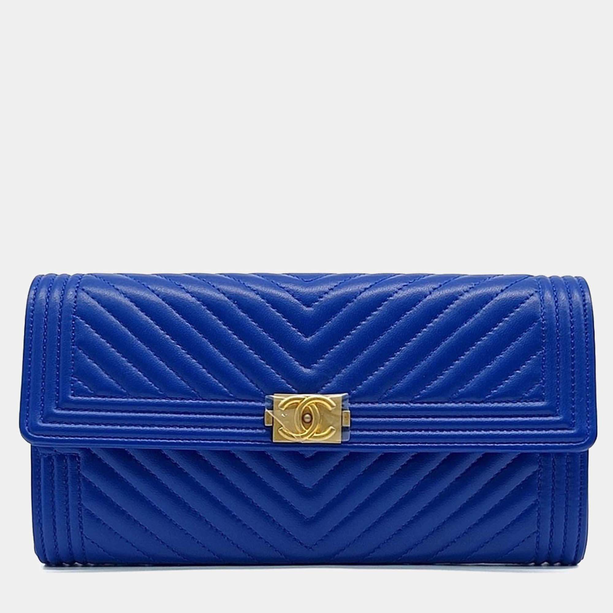 مملوكة مسبقًا Chanel Blue Leather Chevron Boy Long Wallet