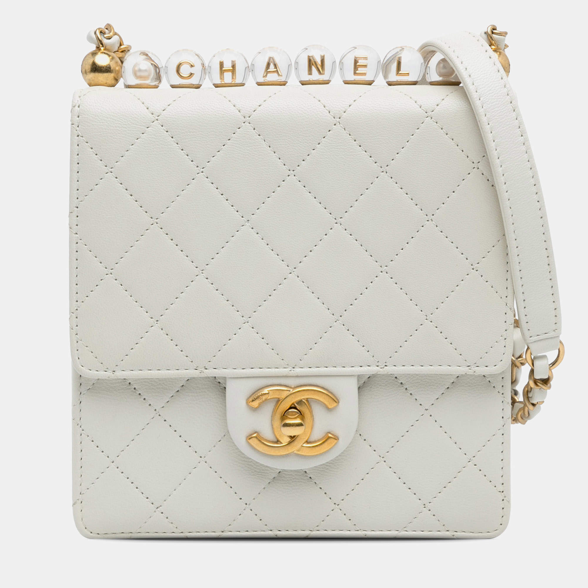 مملوكة مسبقًا Chanel White Small Chic Pearls Flap
