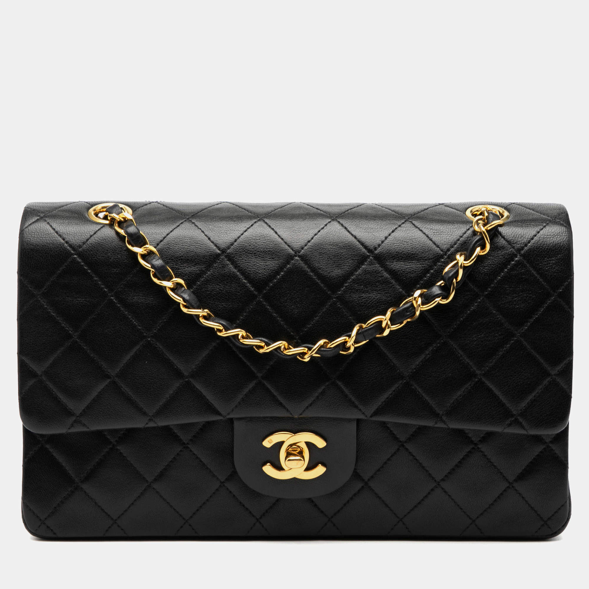 مملوكة مسبقًا حقيبة شانيل كلاسيك جلد الخروف سوداء حجم متوسط مزدوجة الرفرف