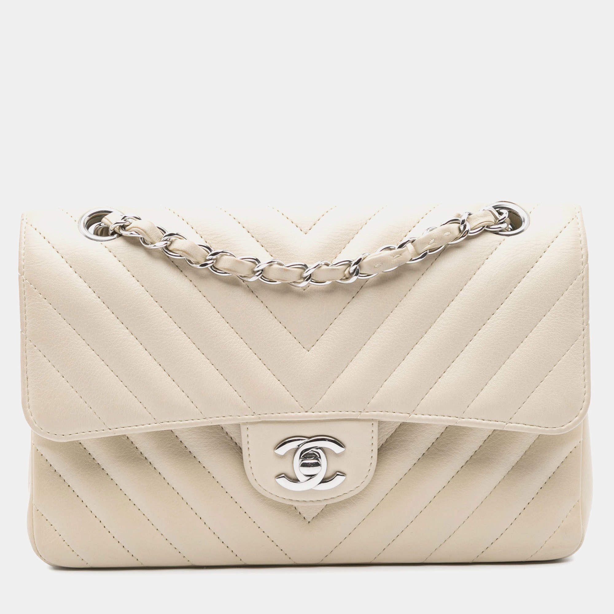 مملوكة مسبقًا حقيبة رفرف مزدوجة شانيل أيقونية بيضاء صغيرة من جلد الحمل قرضي